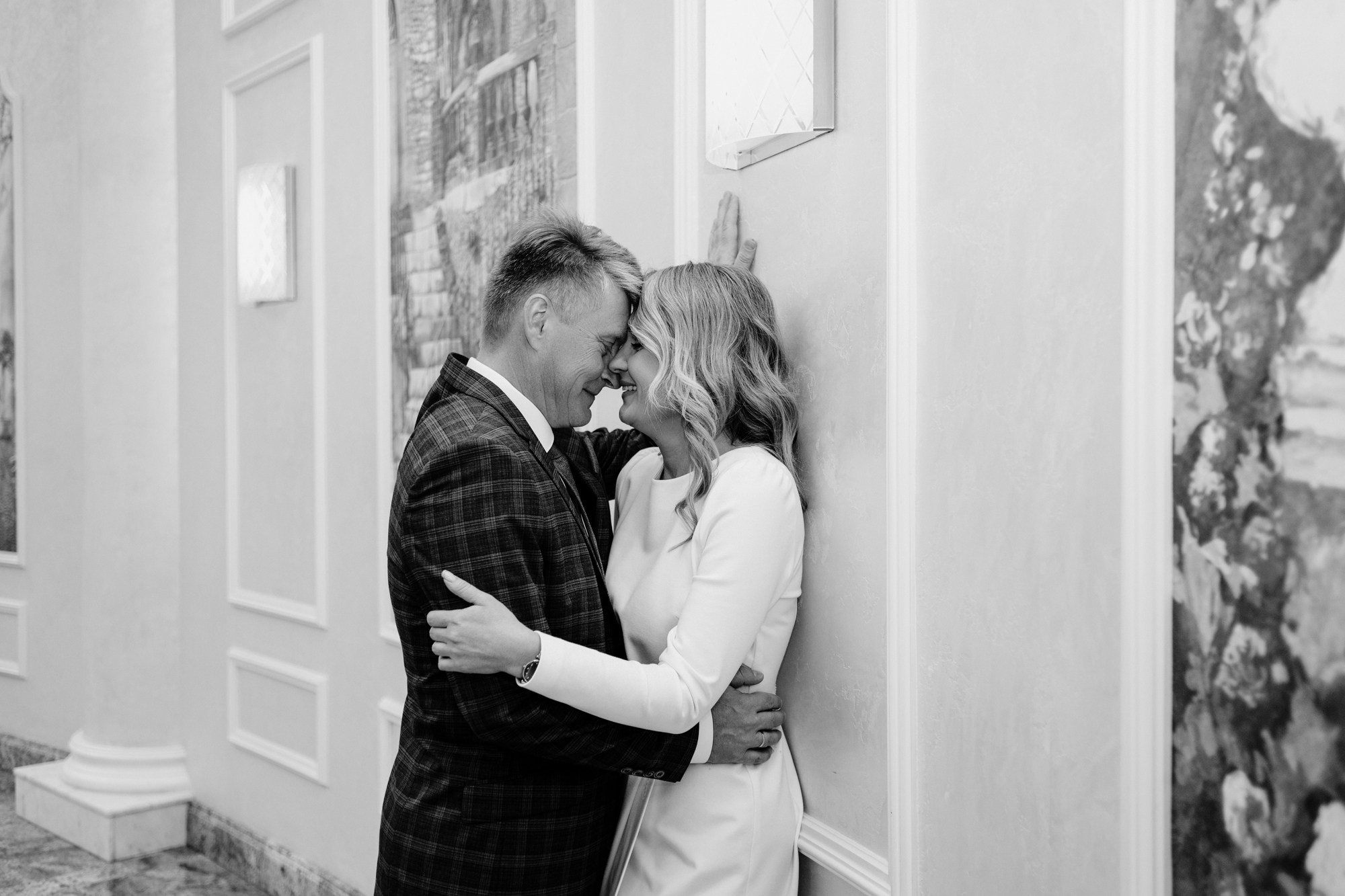 Свадебная фотосессия Дмитрия и Марии в Тюмени — Идеи для съемки в ЗАГСе и городе. Портретный фотограф Тюмень Дарья Мустафина