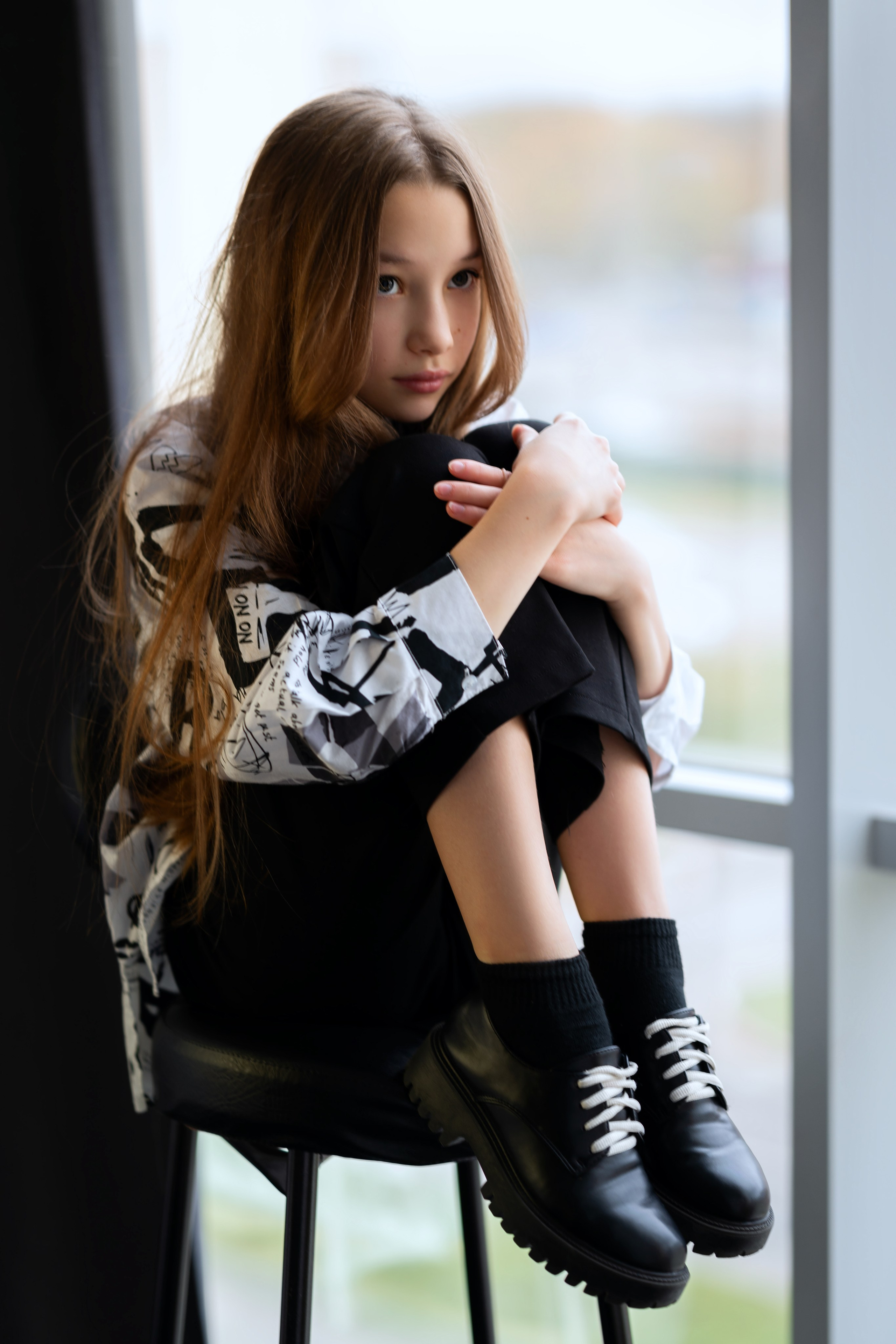 Подростковая съёмка с собакой, цветком, лампой