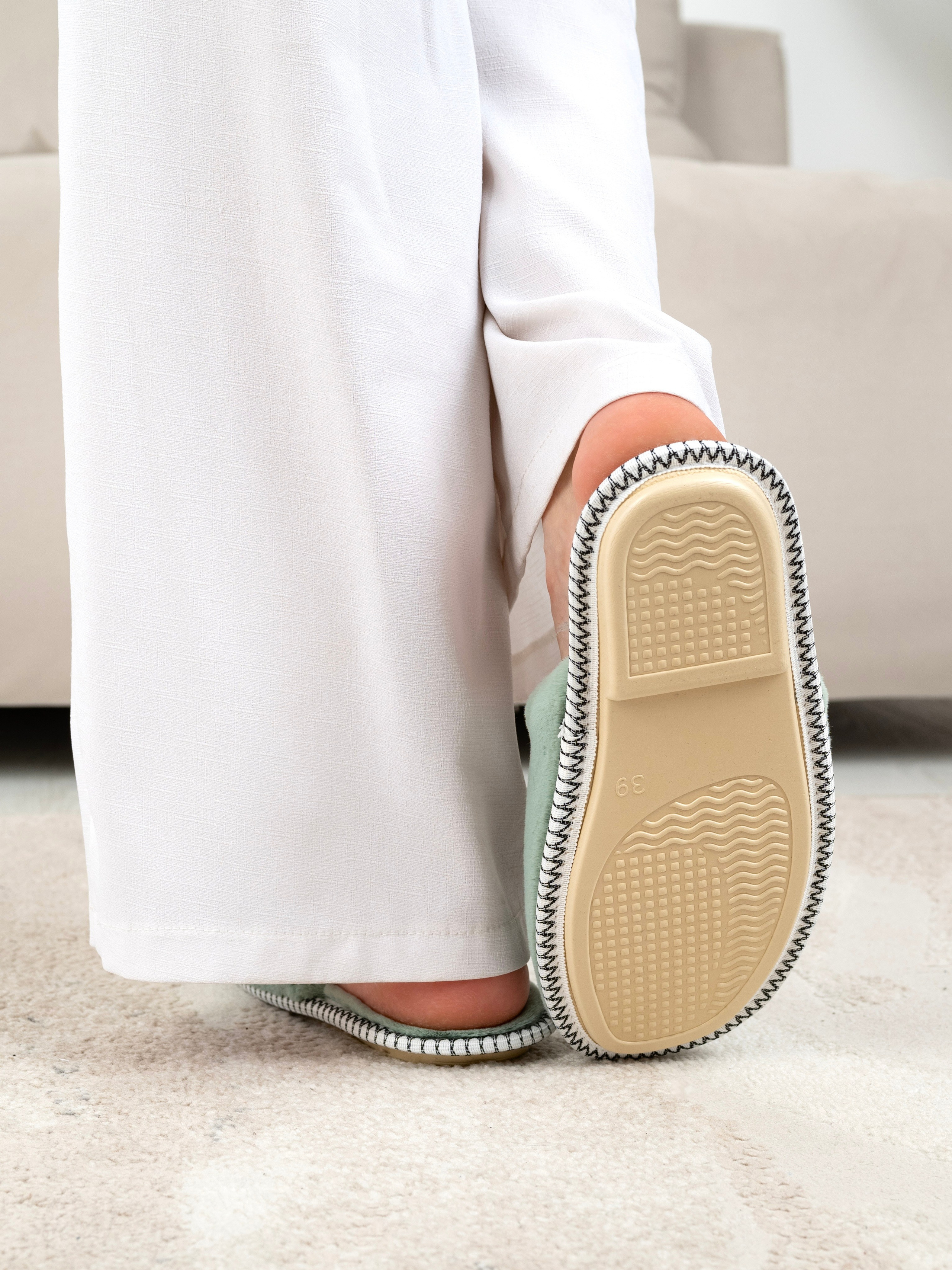 Меховые тапочки. Предметный фотограф, фото для маркетплейсов Пятигорск, КМВ