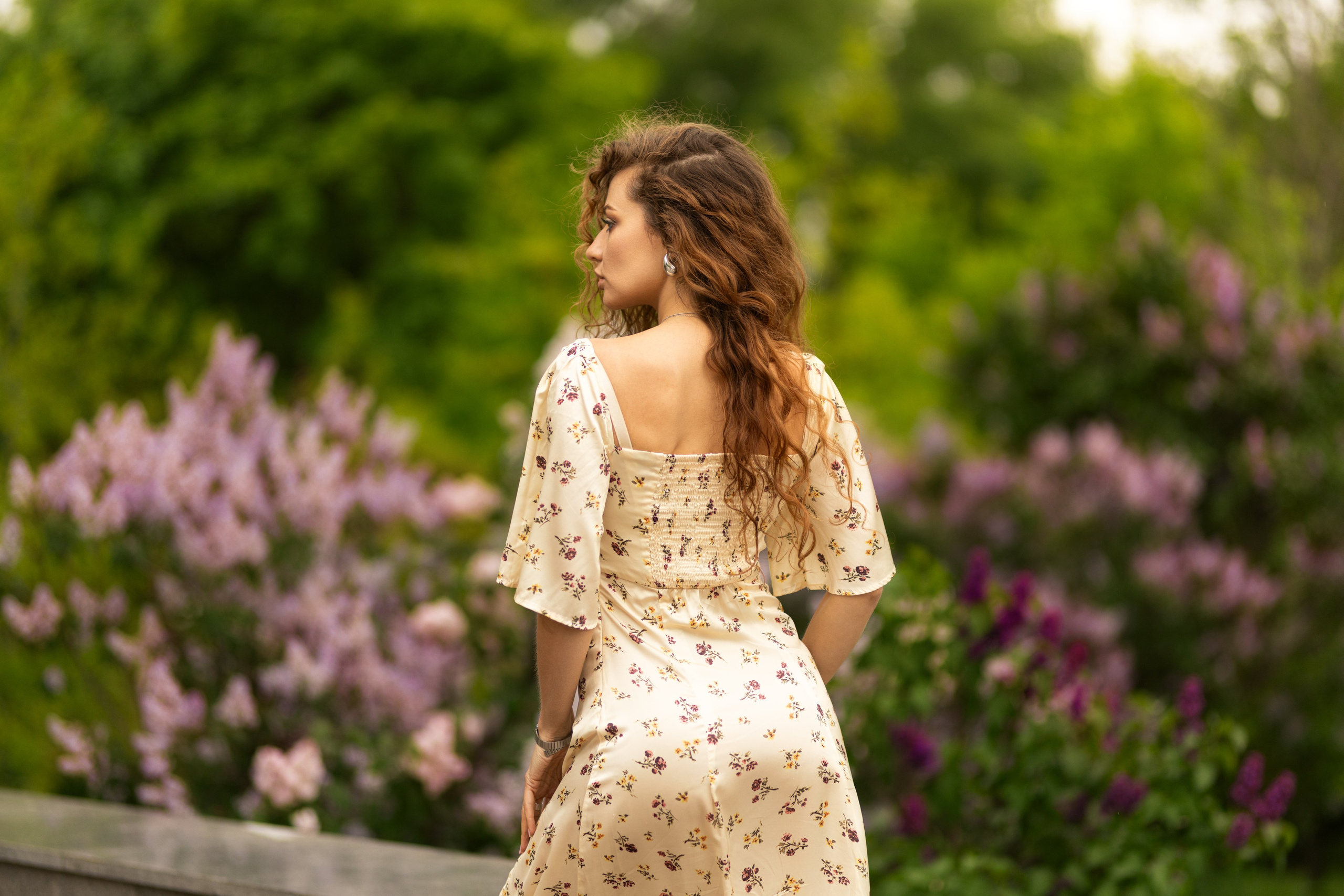 Фотосет с Дианой в цветущей сирени в Воронеже в формате для «себя». Дмитрий Шульгин, портретный фотограф в Воронеже