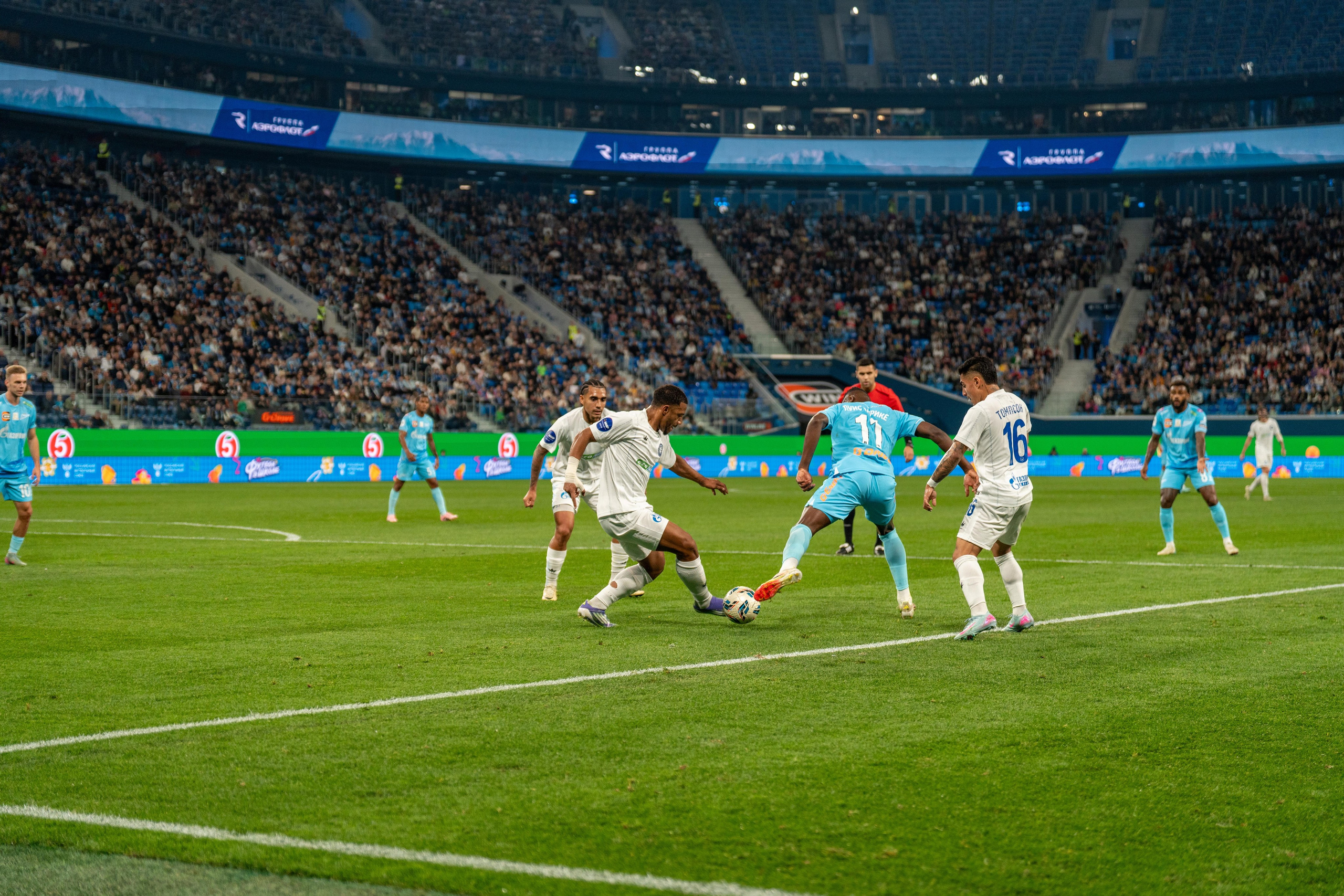 Репортажный спортивный фотограф Санкт-Петербург снимает атаку Зенита на Газпром Арене