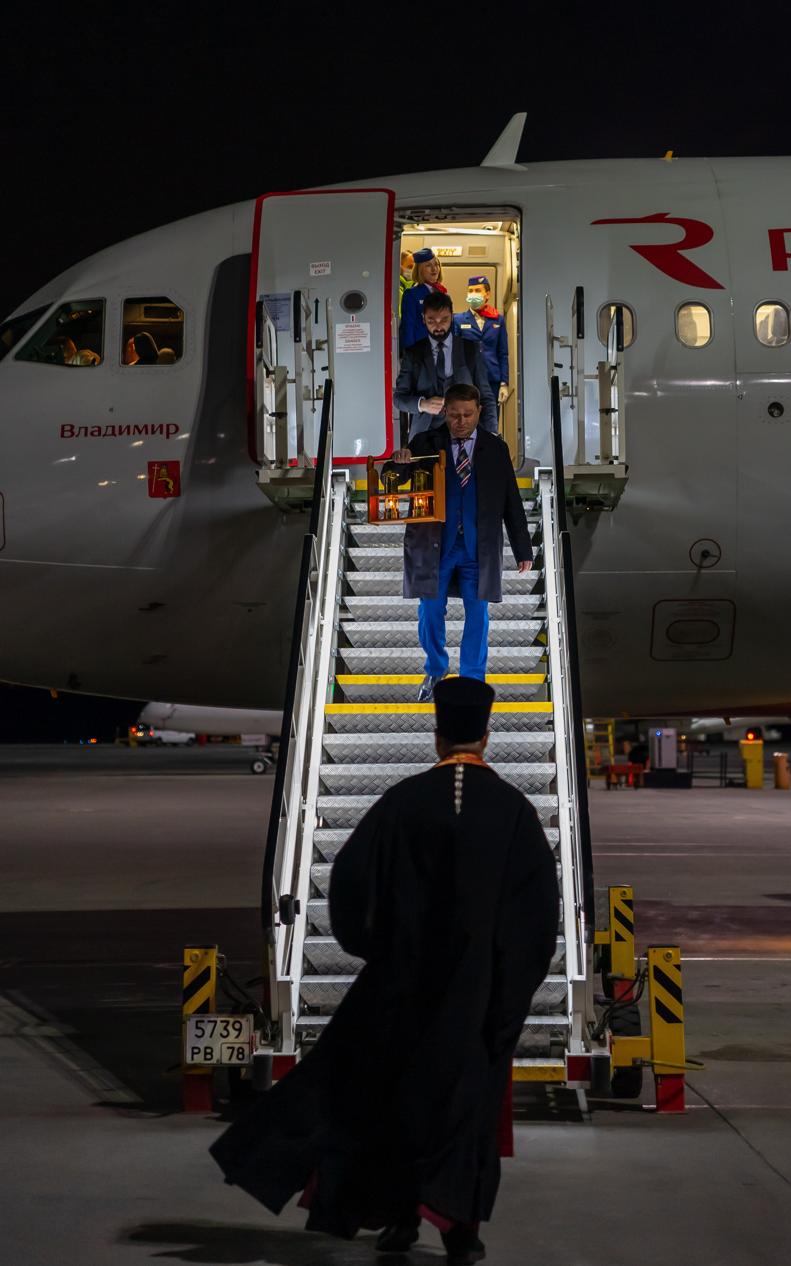 Благодатный огонь из храма Гроба Господня. Пулково. Прибытие Благодатного огня из храма Гроба Господня в Пулково Санкт-Петербург.