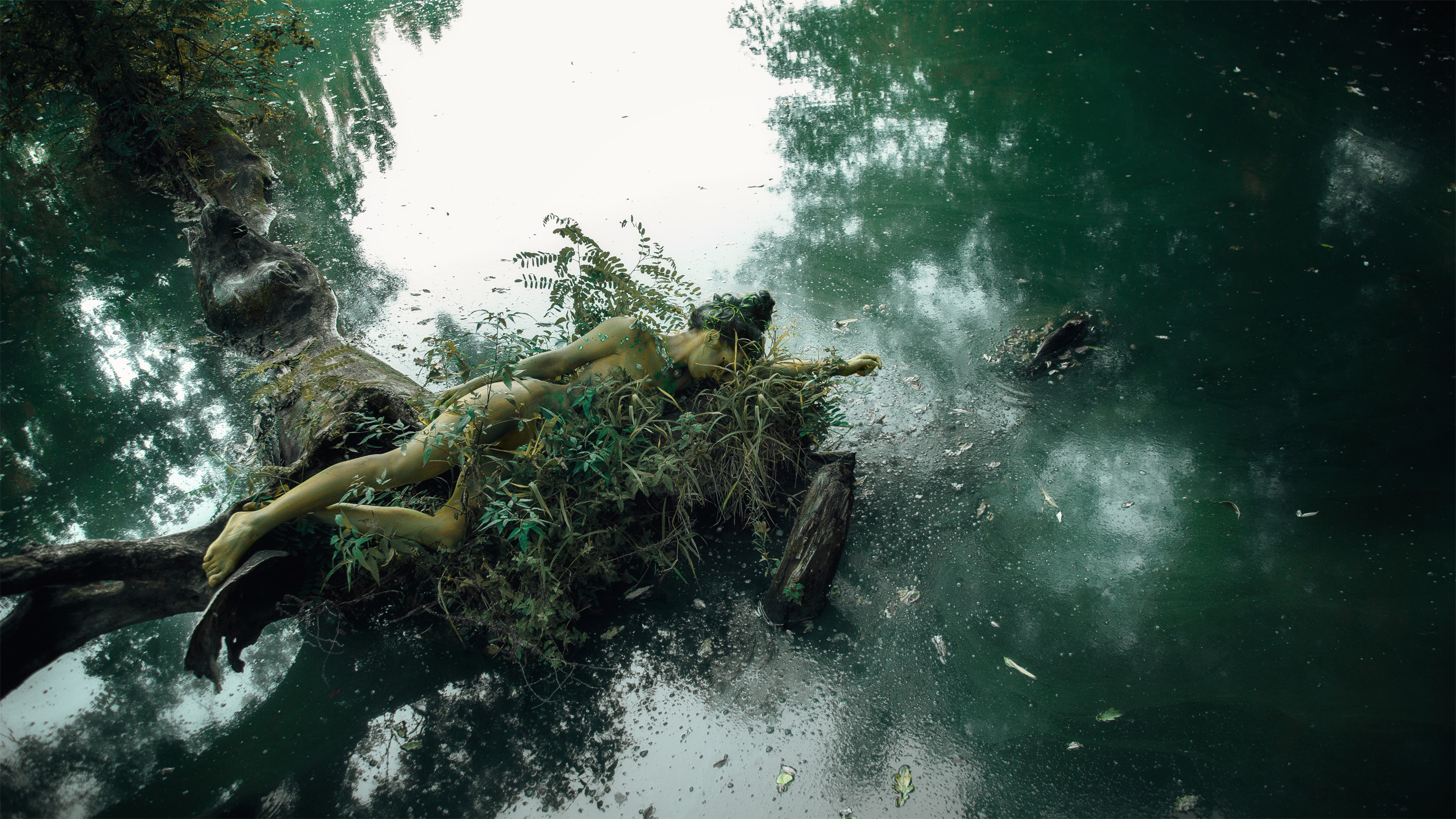 Нимфа лежащая на воде