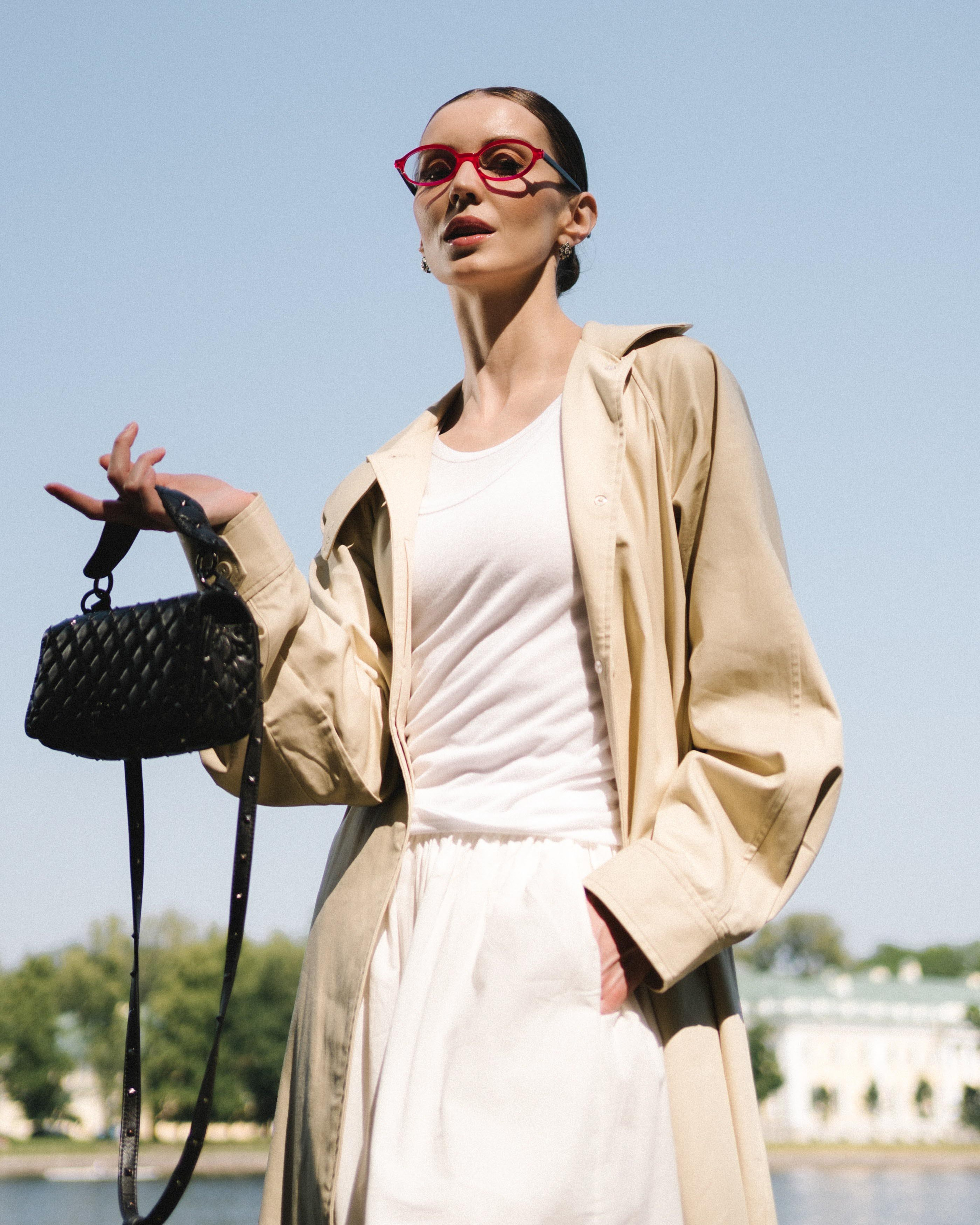 Съемка каталога модели в парке в Питере в образе от стилиста 