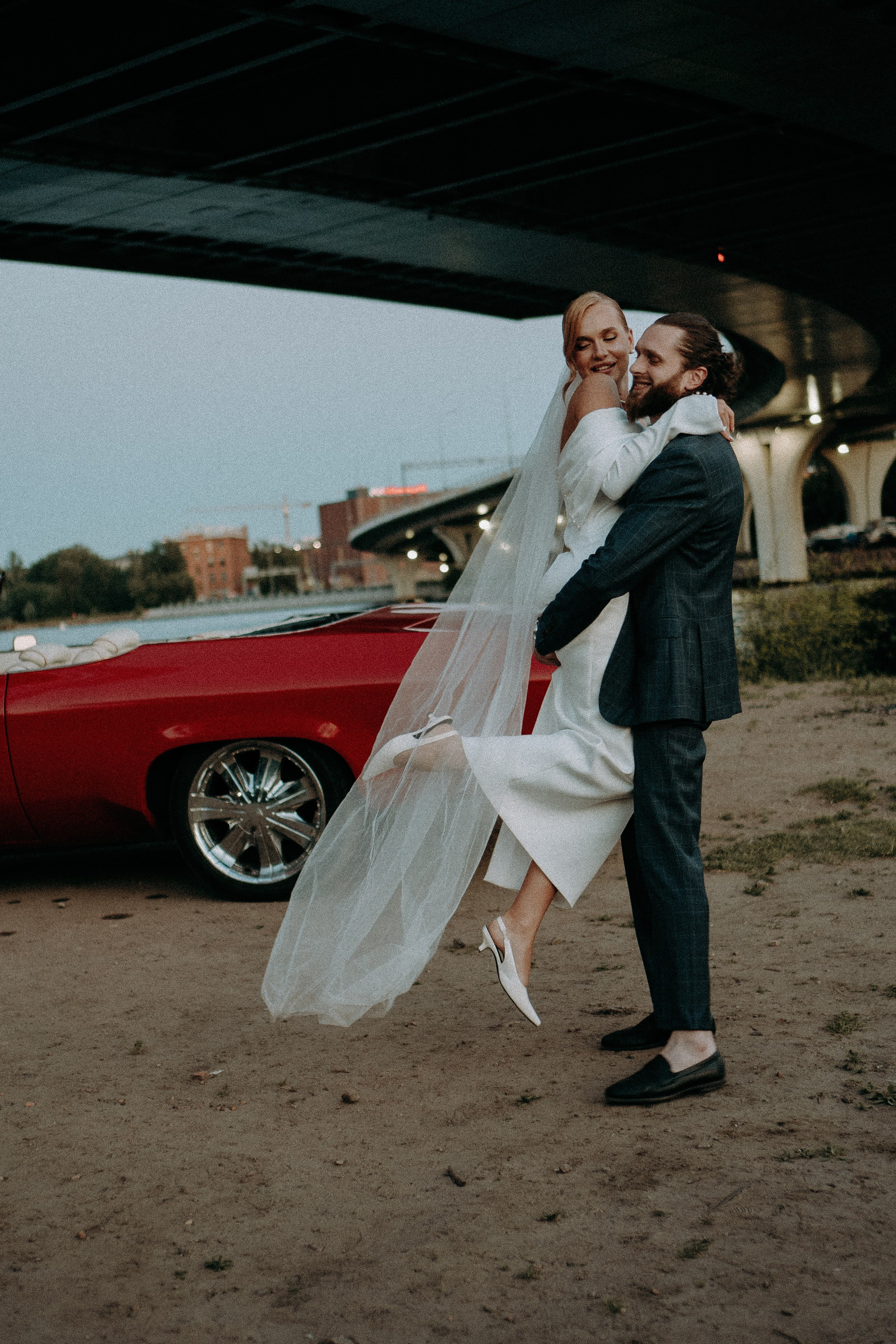 СВАДЕБНАЯ СЬЕМКА ВОЗЛЕ МСОТА БЕТАНКУРА НА КАБРИОЛЕТЕ. Профессиональный фотограф, Санкт-Петербург — Виктория Богомолова