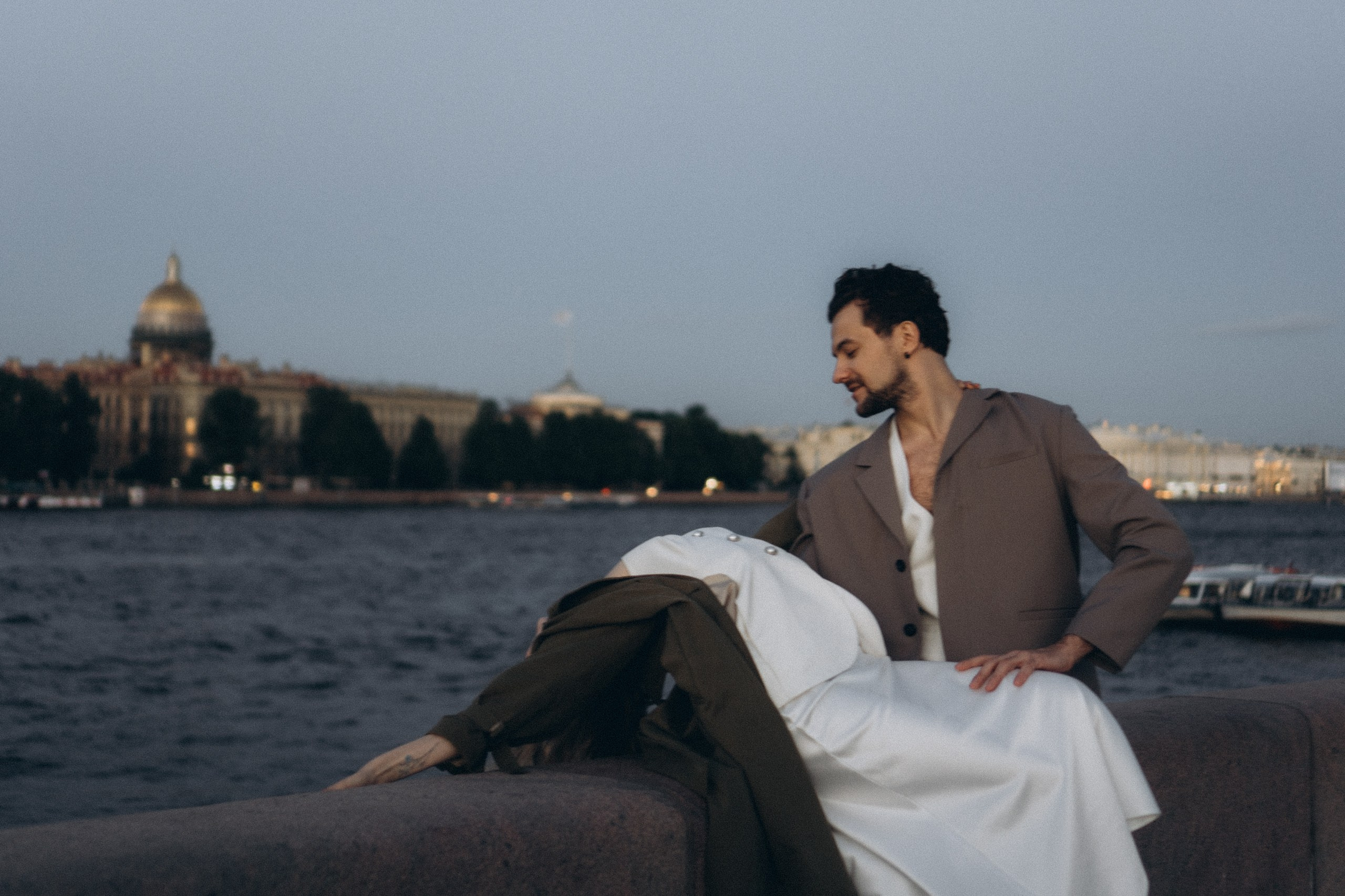 СВАДЕБНАЯ СЬЕМКА ПАРЫ НА РАССВЕТЕ В БЕЛЫЕ НОЧИ И ПРОГУЛКА С РАЗВОДНЫМИ МОСТАМИ И ПИКНИК ВОЗЛЕ ИСАКИЕВСКОГО СОБОРА. Профессиональный фотограф, Санкт-Петербург — Виктория Богомолова