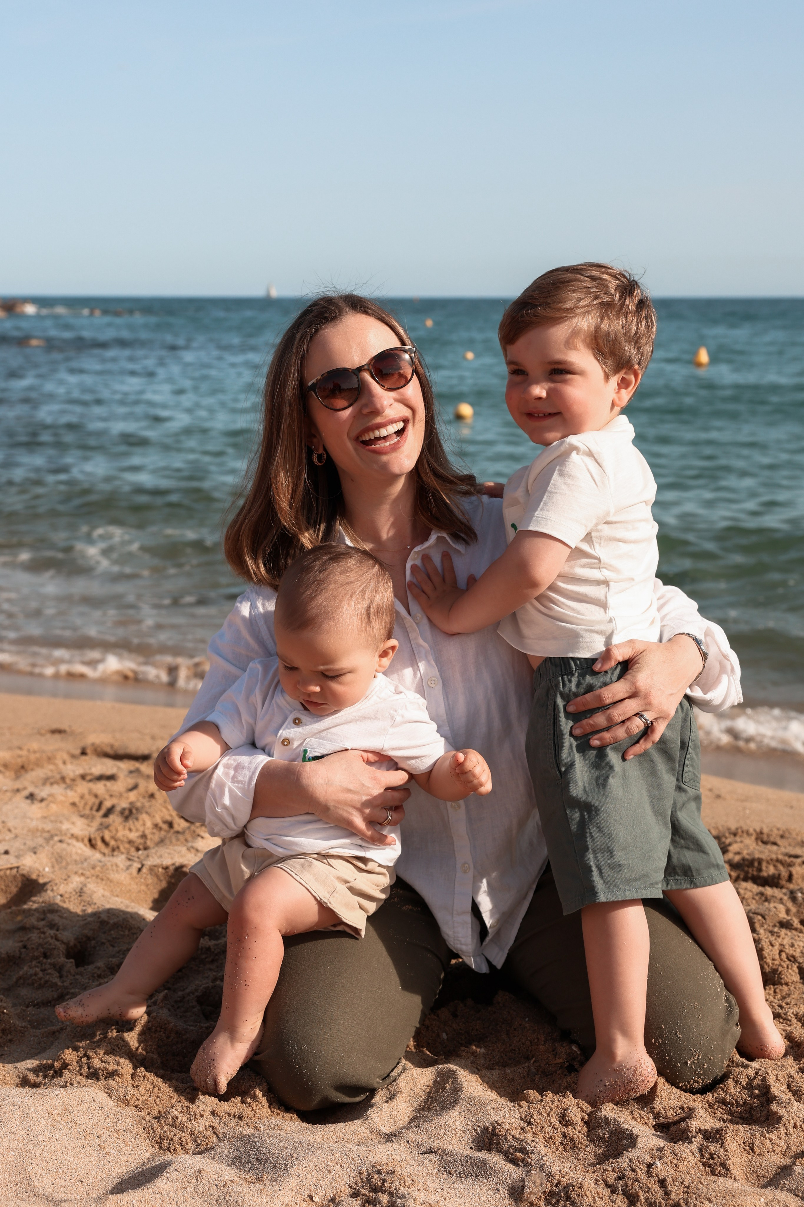 Family pizza at the sea. Natalia Zhuravleva|family, newborn, maternity photographer in Barcelona