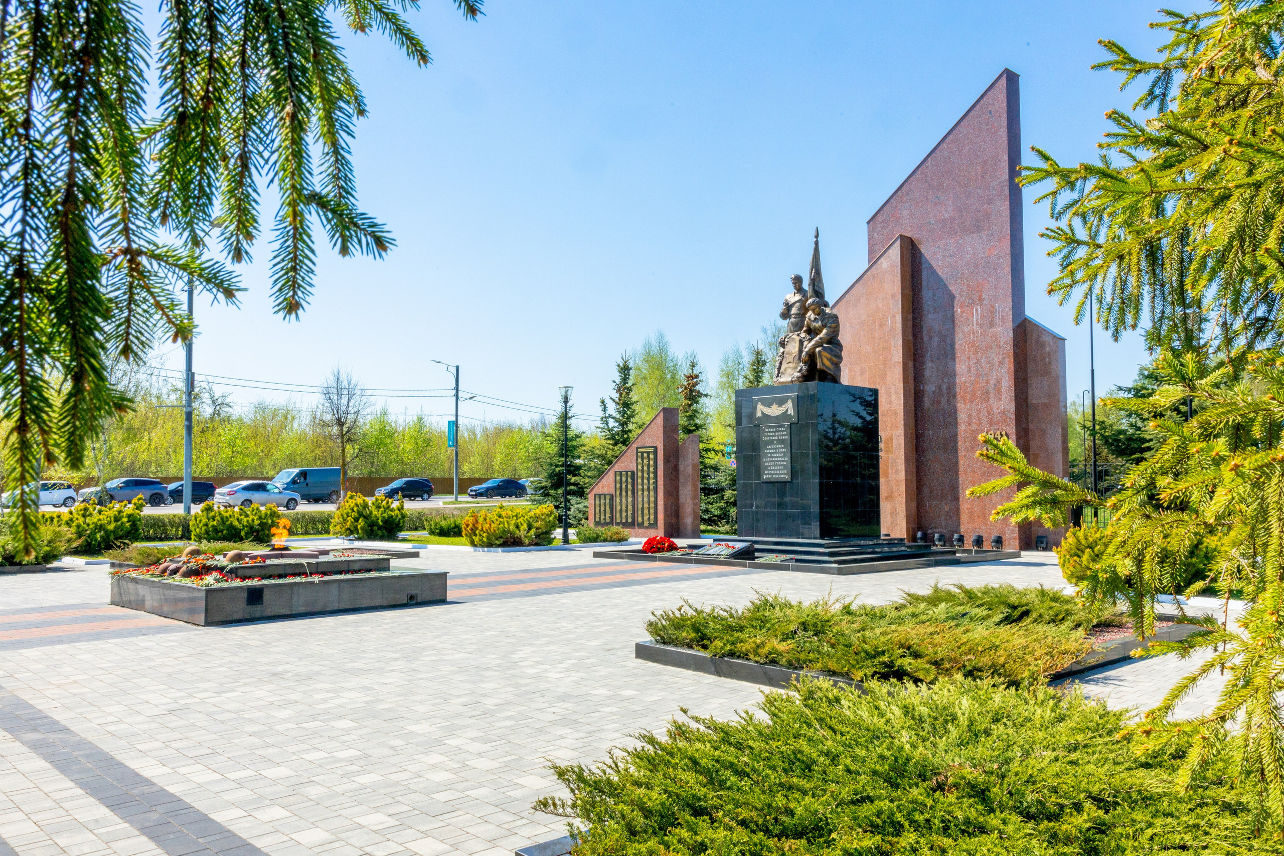 Мемориал Партизанам и Воинам Красной армии. Первый вечный огонь 9 мая 1957 г. (пос. Первомайский Щекинского района). Фотограф в Туле Крупский АнДРей. Фотостудия «КАДР71» в Туле