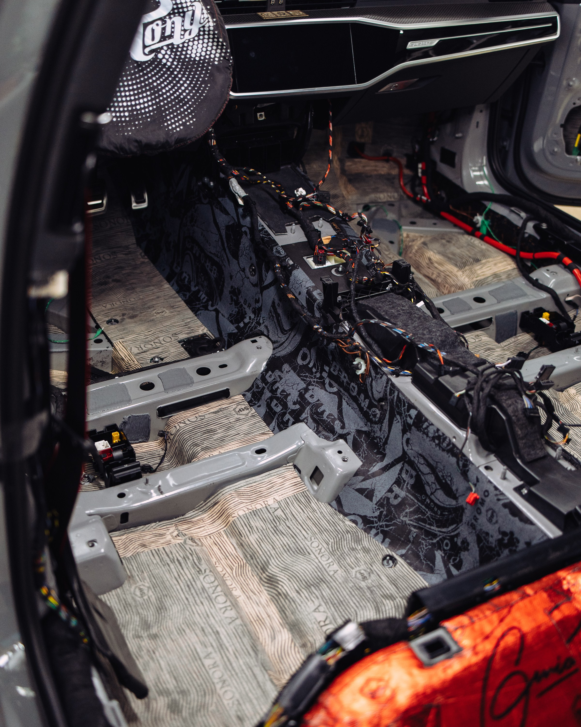 Audi RS6 снятие старой шумоизоляции и нанесение новой. DeLorein