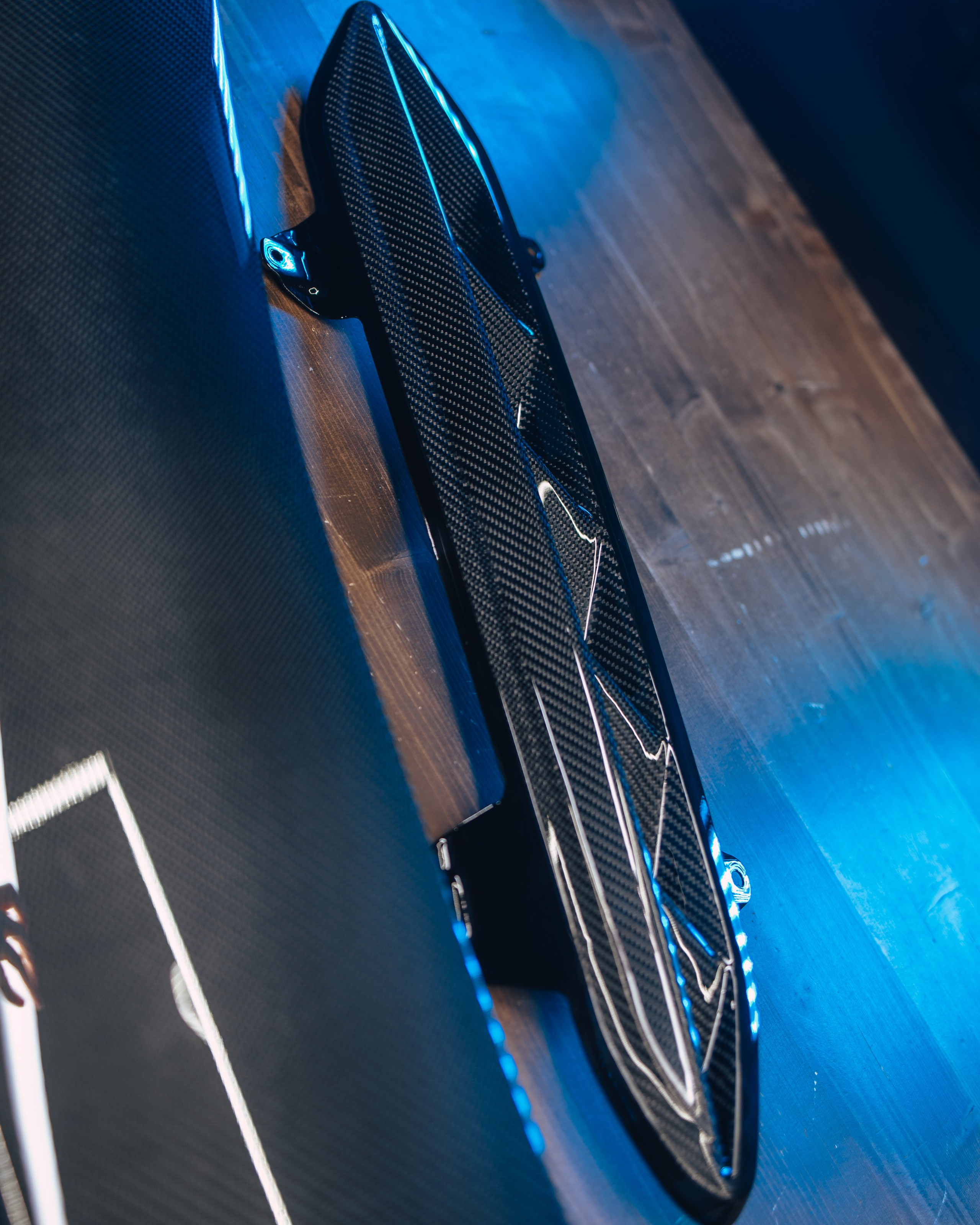 Lamborghini Urus ламинация карбоном вставок в капот, спойлеров, крышки багажника и зеркал. DeLorein