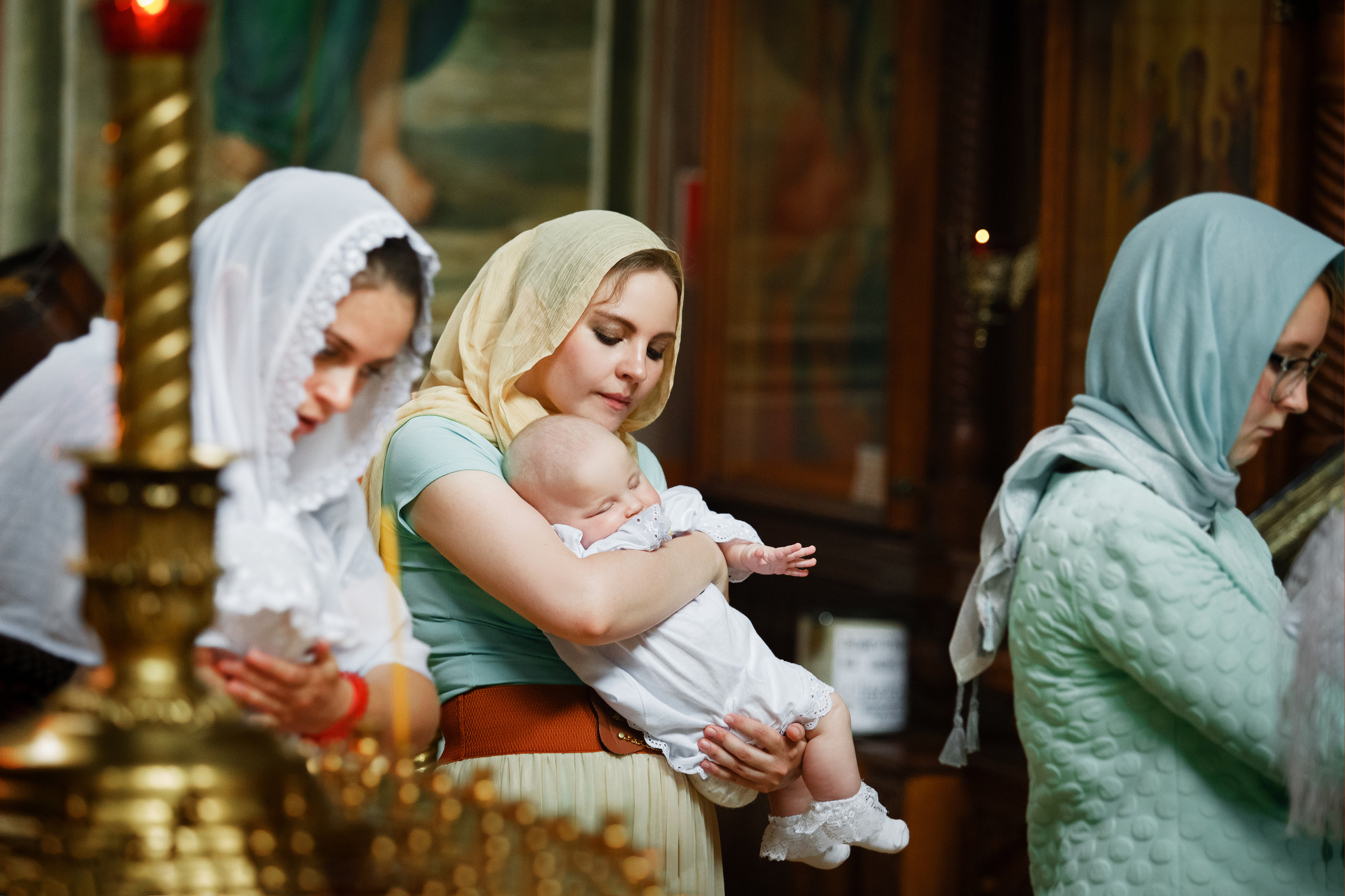 женщины-с-детьми-ждут-причащения