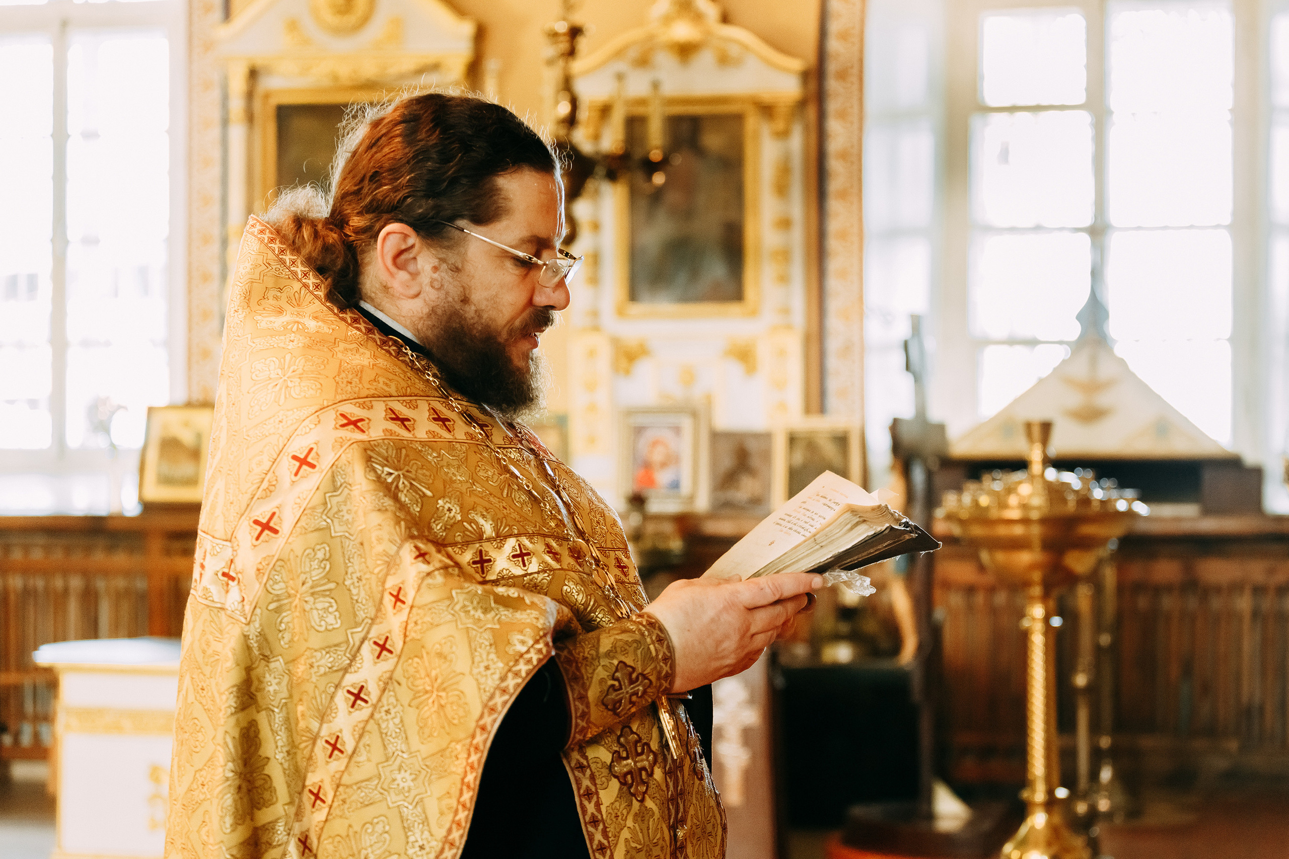 священник на таинстве Венчания