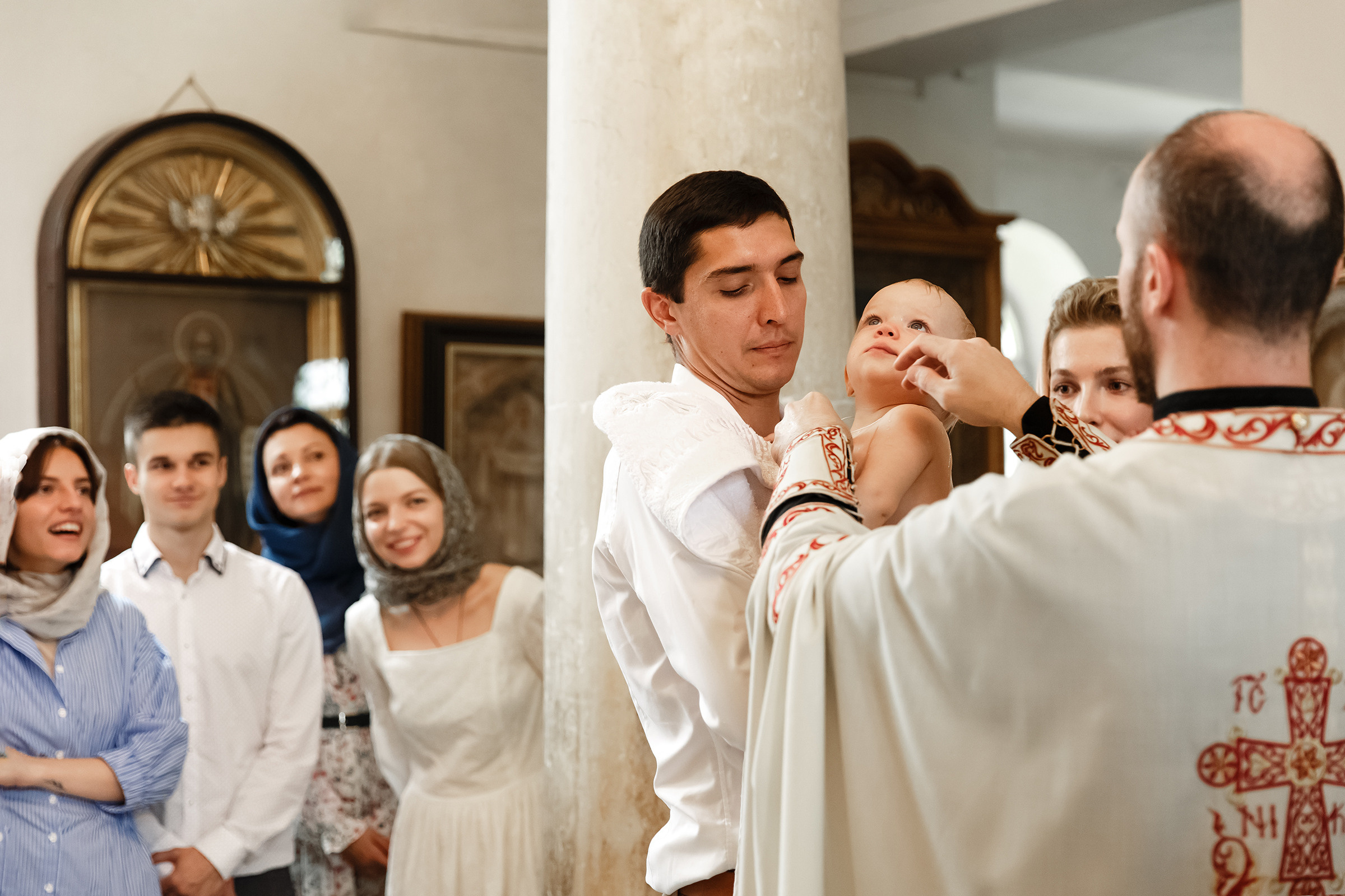 крестный-отец-держит-мальчика-на руках