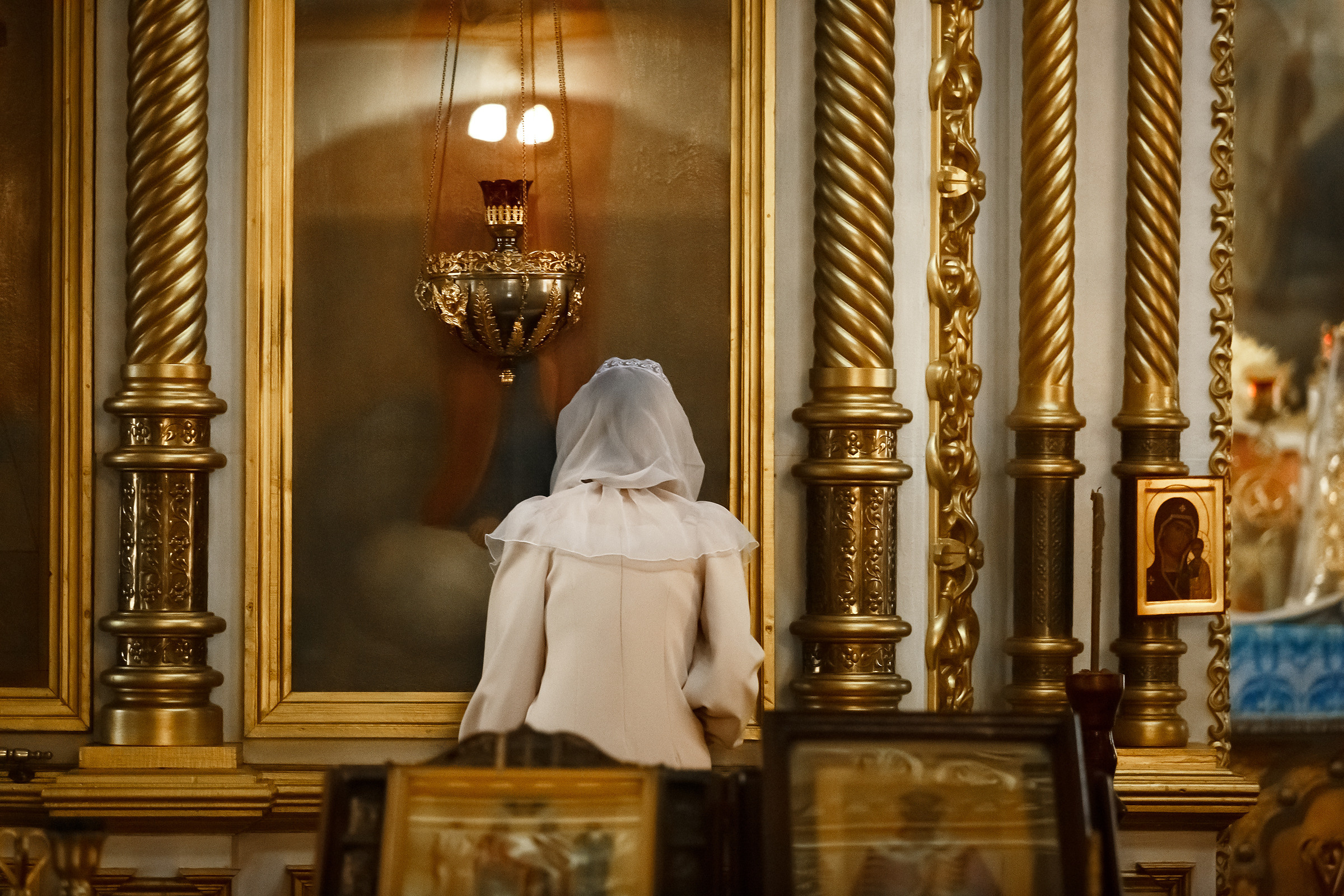 невеста целует образ Божией Матери