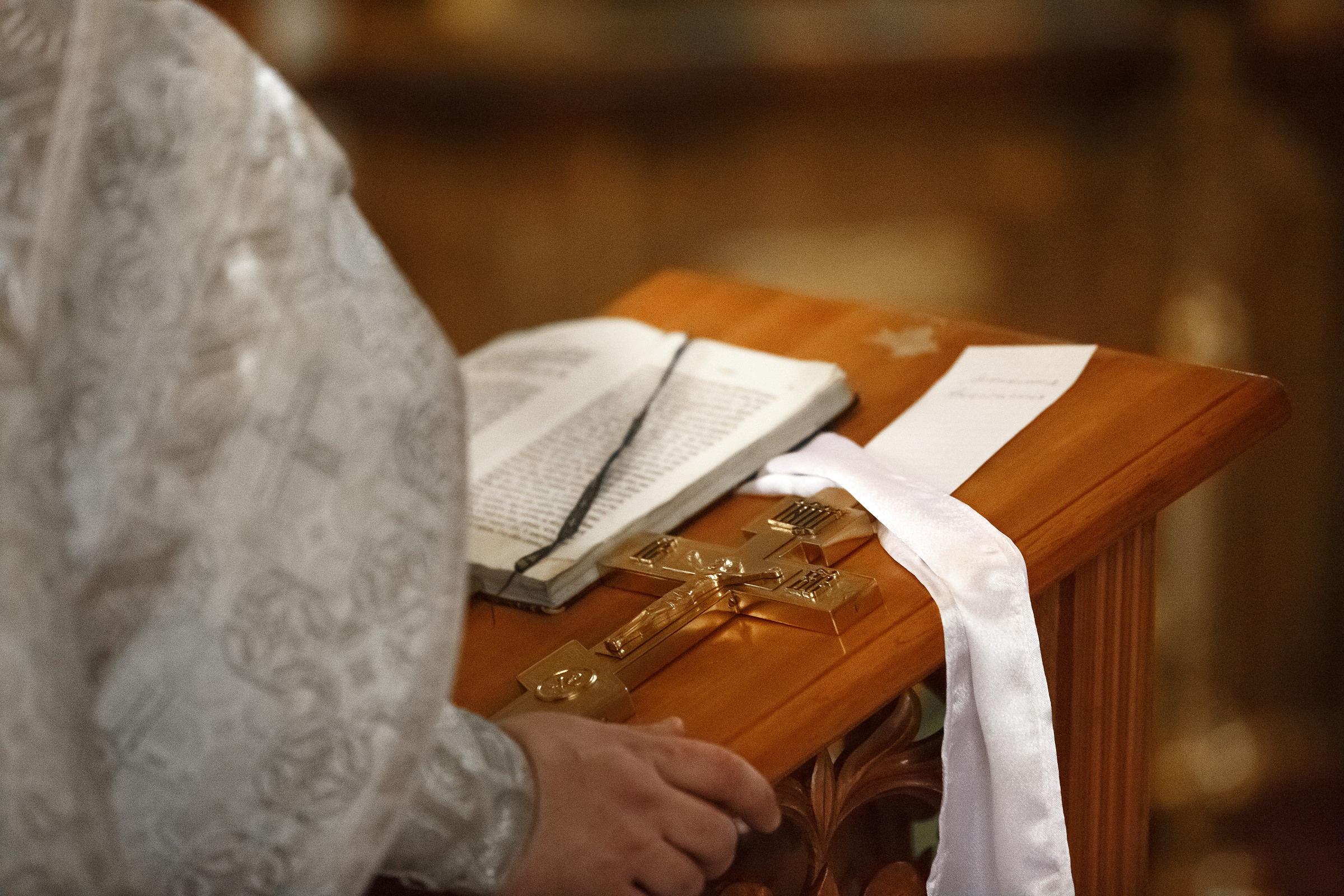  крест, Евангелие и венцы на аналое