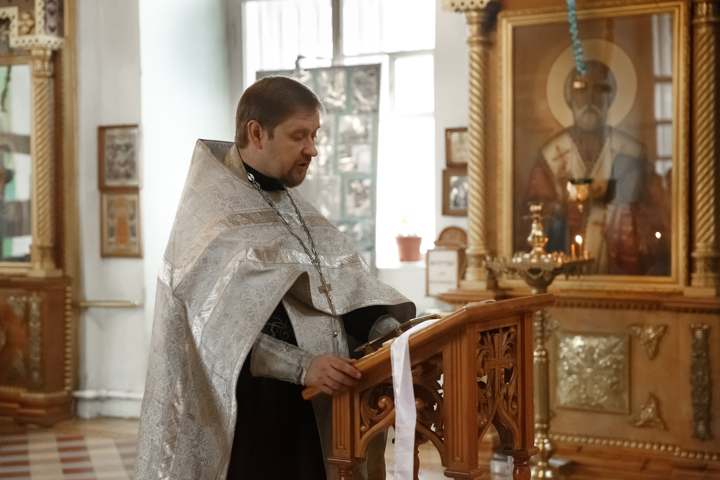 священник читает молитву на Таинстве Венчания, Богородицк