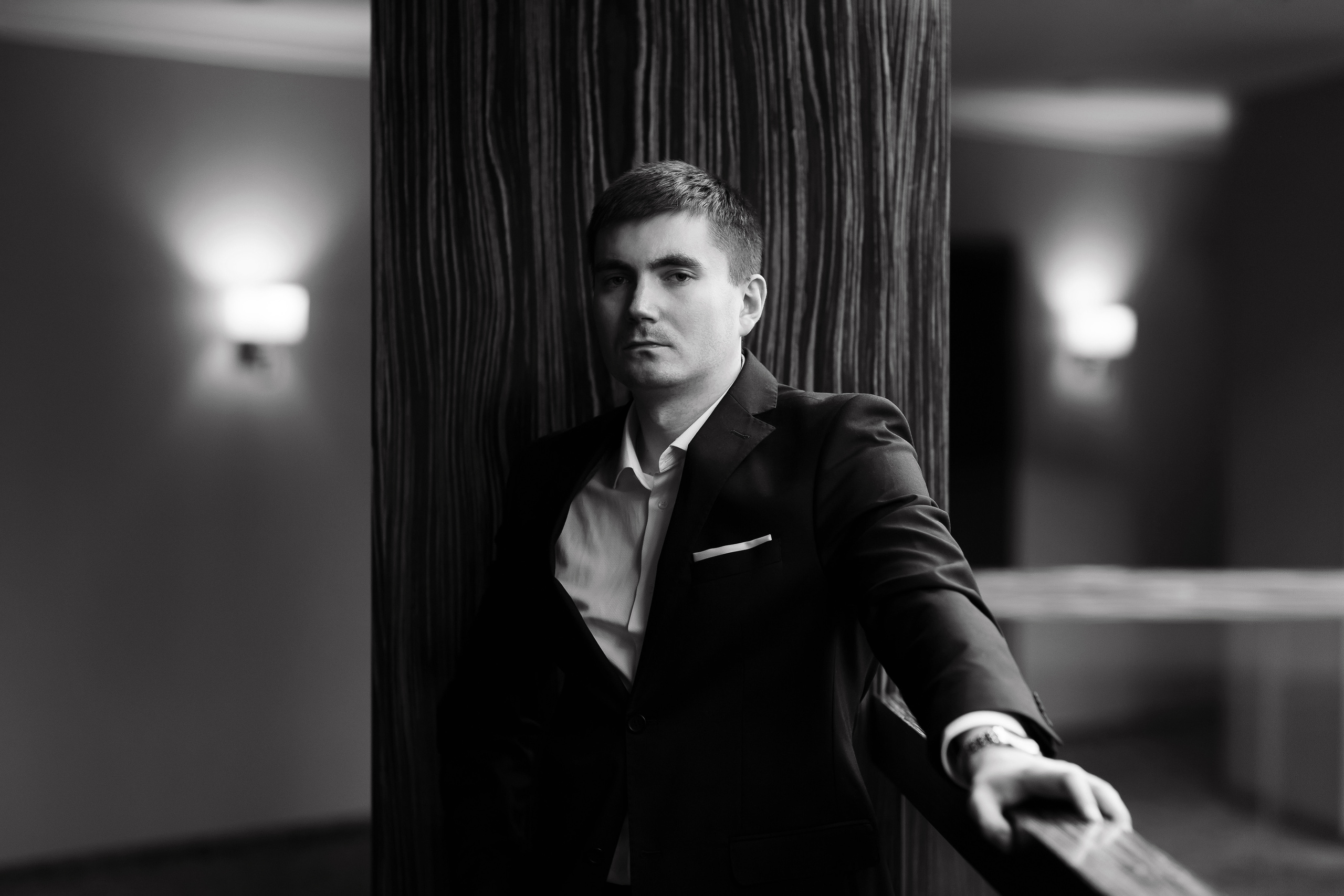 портрет жениха в черно-белом цвете