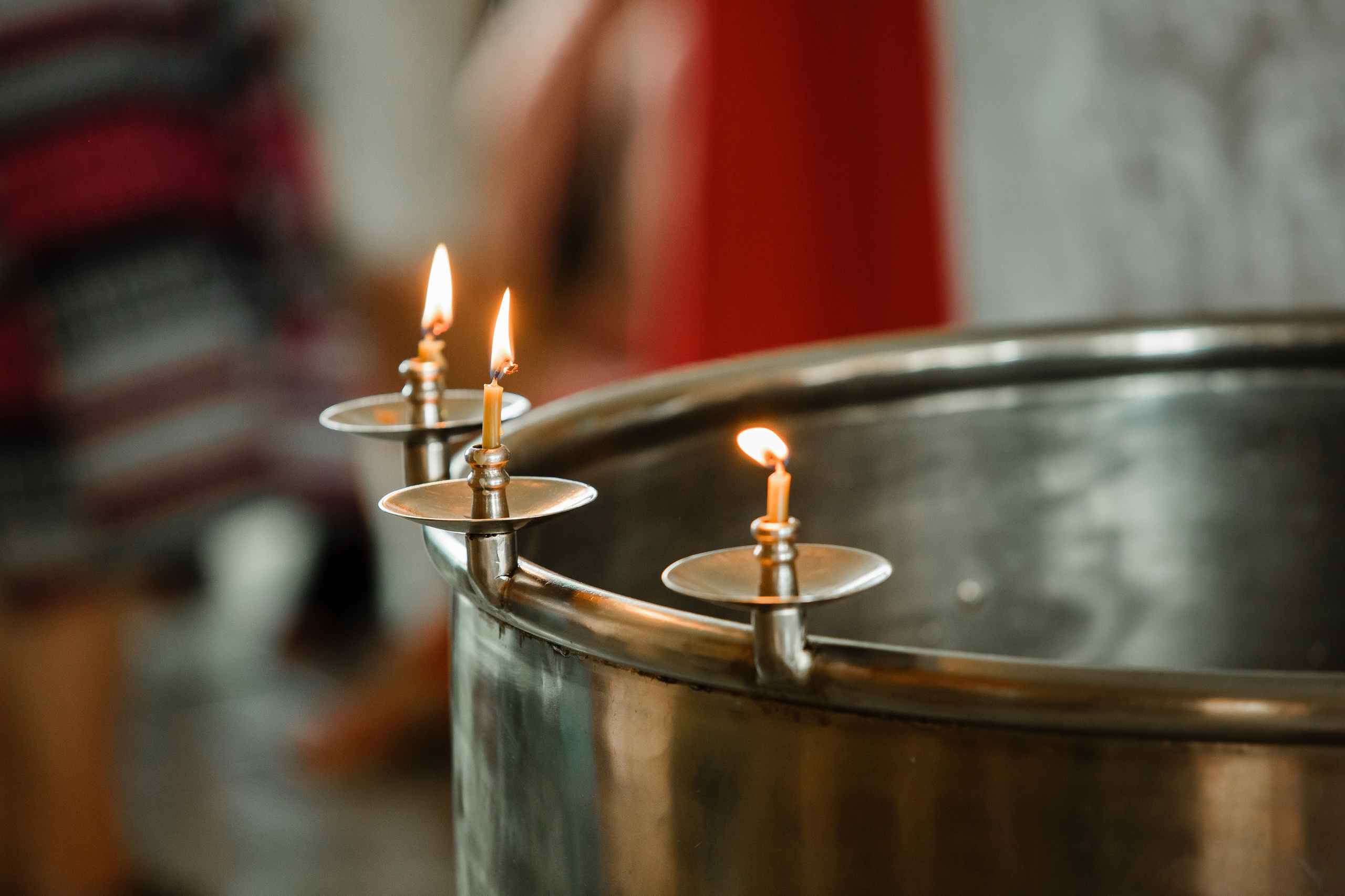 горящие-свечи-на-купели