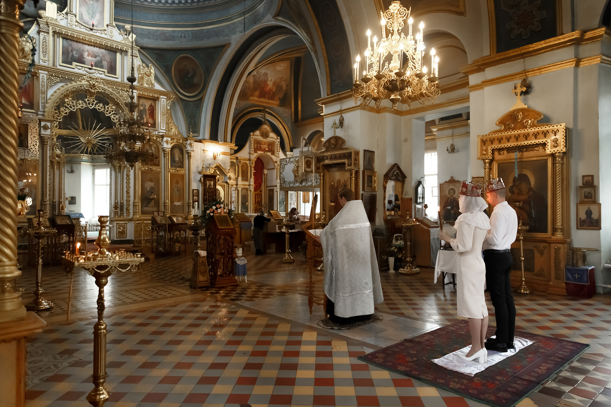 Жених и невеста стоят на плате в храме Богородицк