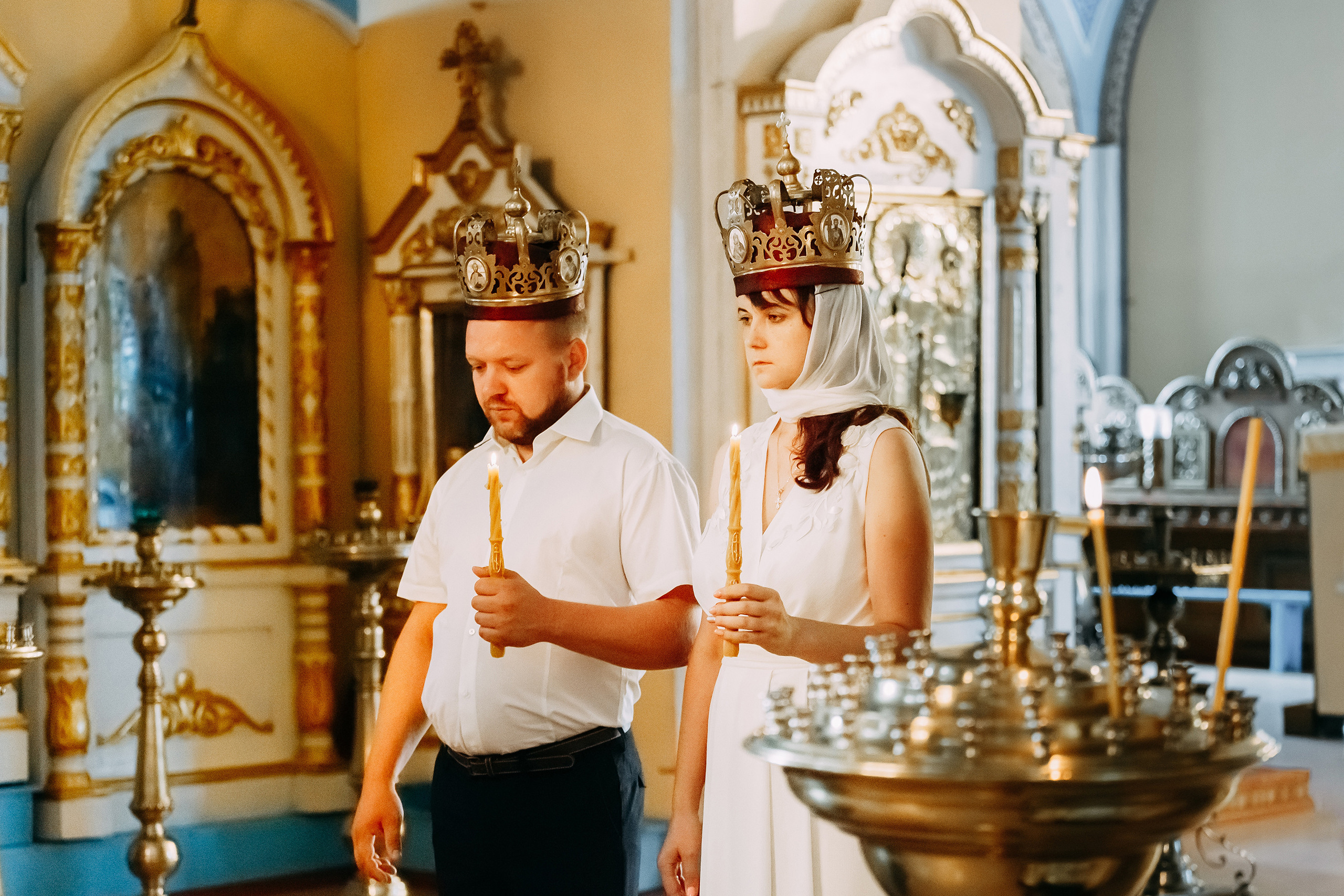 Украшенные венцами, жених и невеста предстоят лицу Самого Бога,
