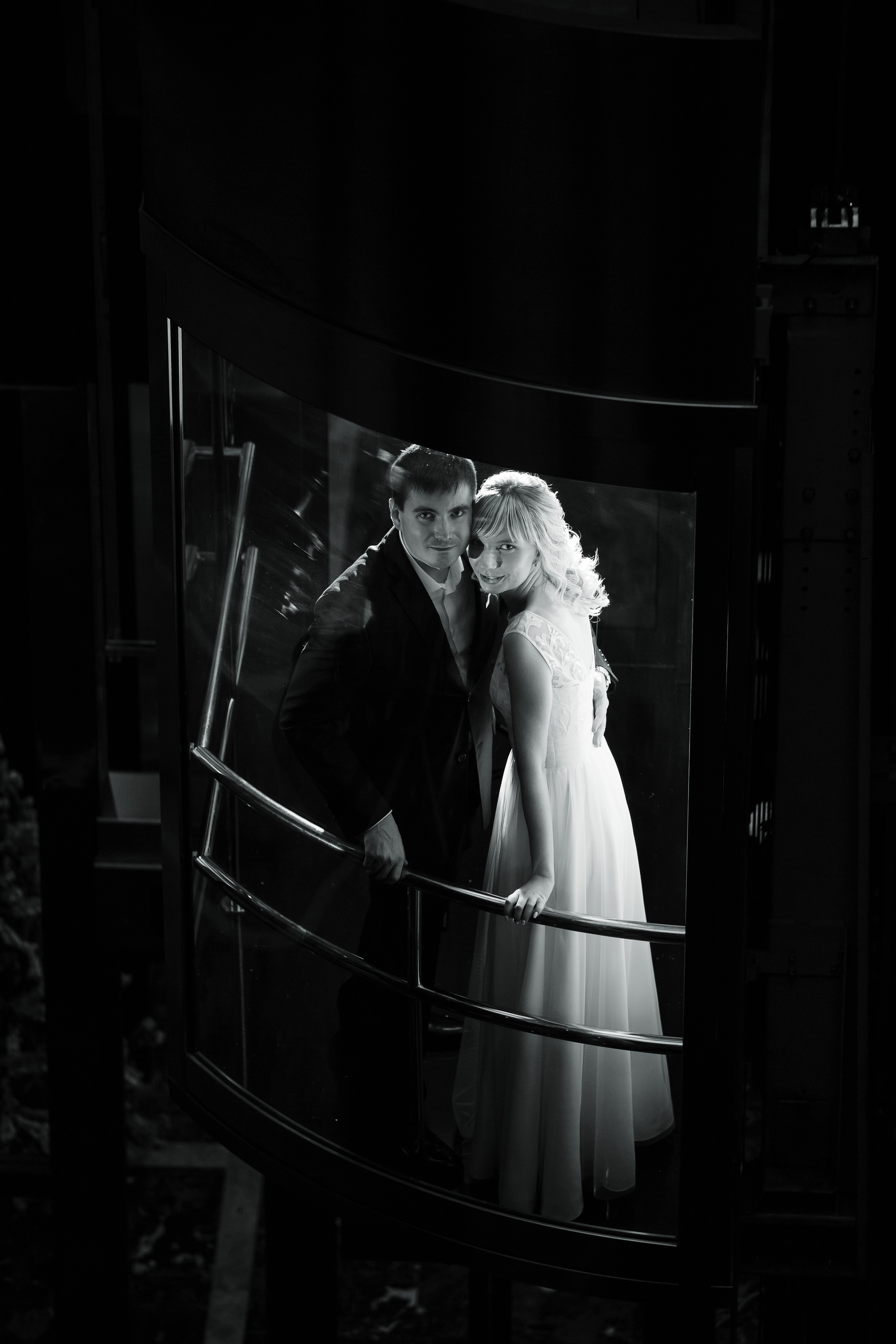 молодожены в лифте отеля