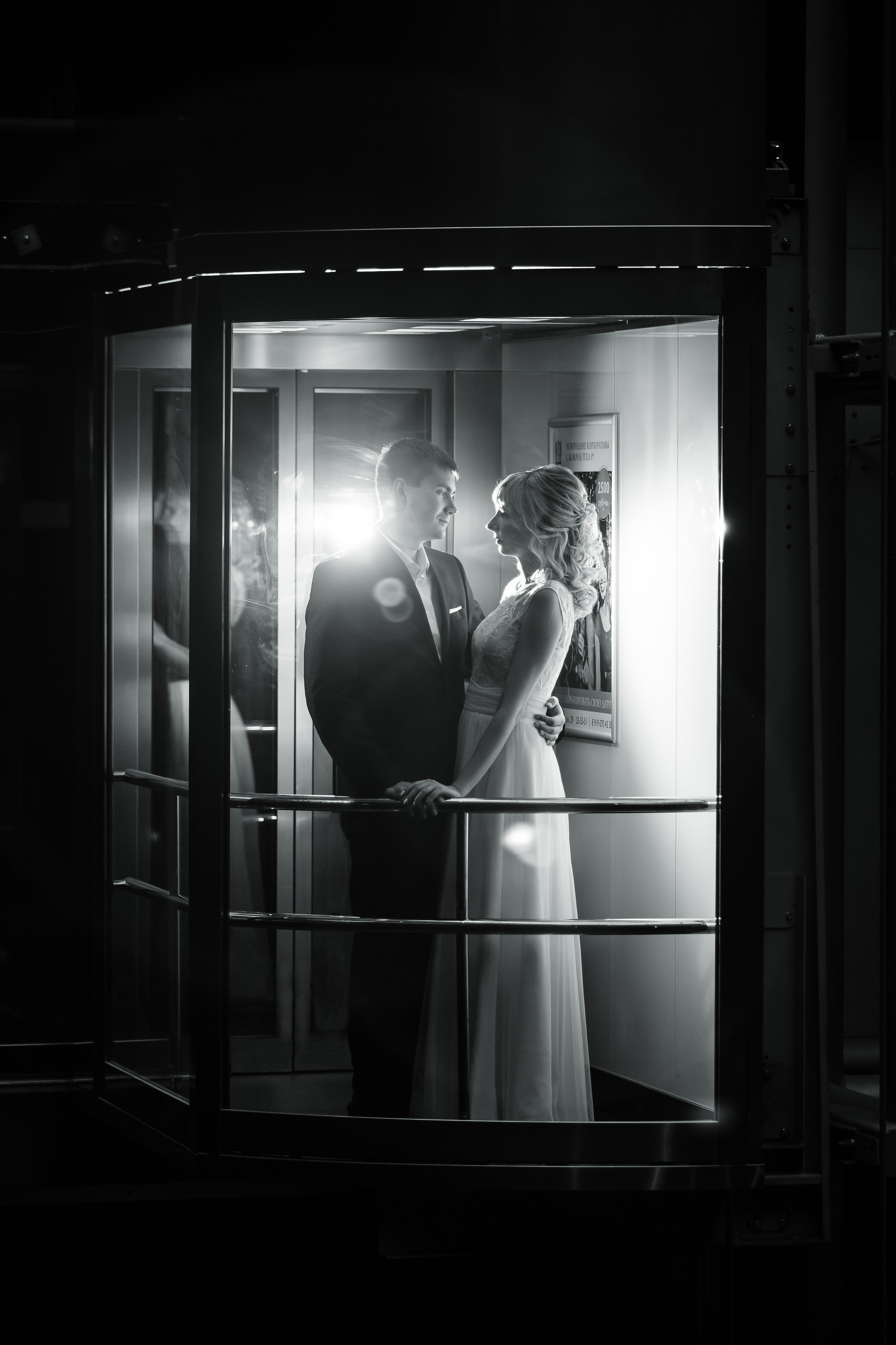 молодые в лифте