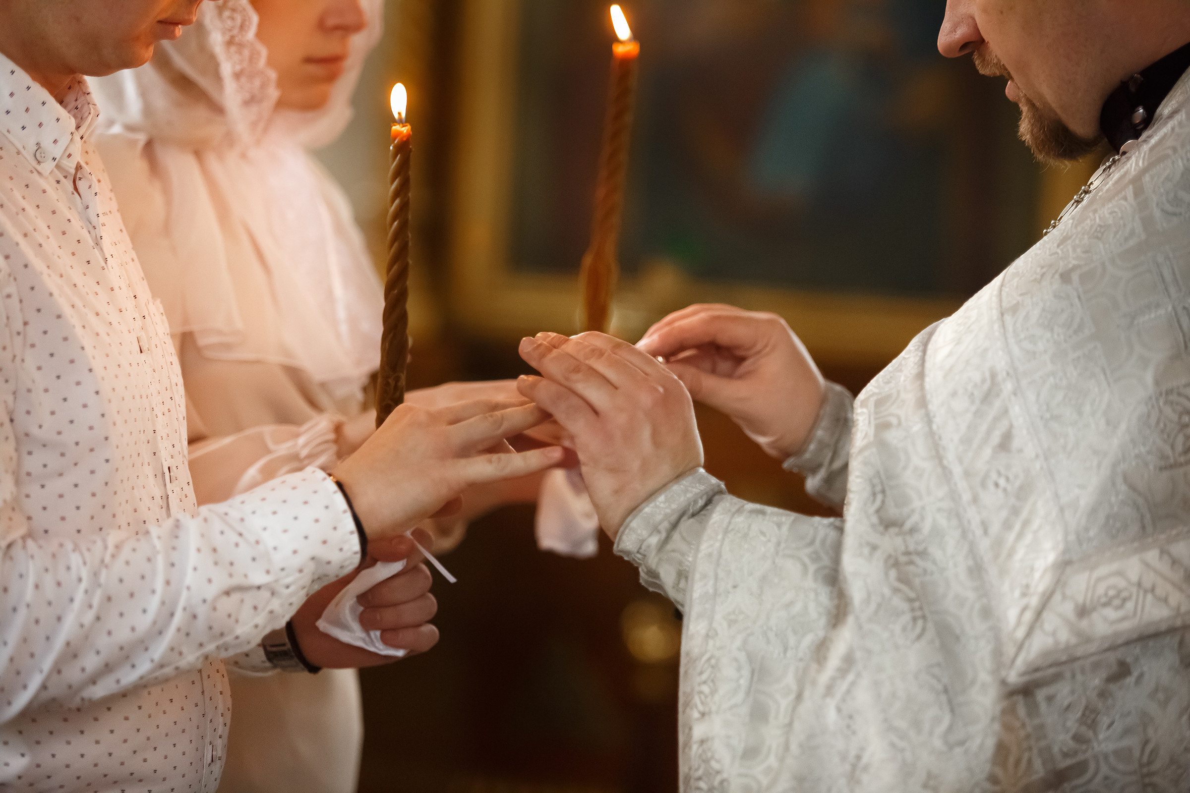 священник скрепляет и освящает их супружеский союз  надеванием колец на пальчики венчающихся