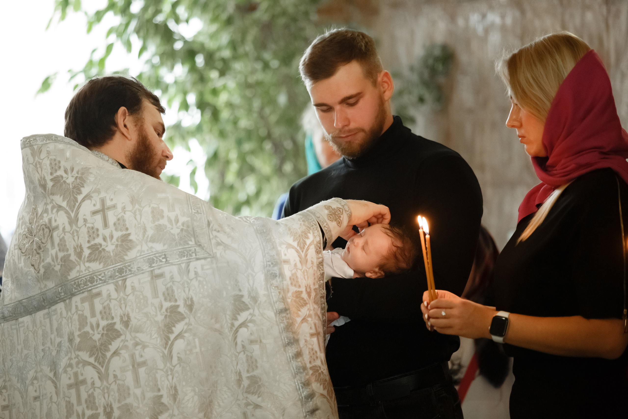 Омывание-мира-губкой, священник-и-крестные-ребенка