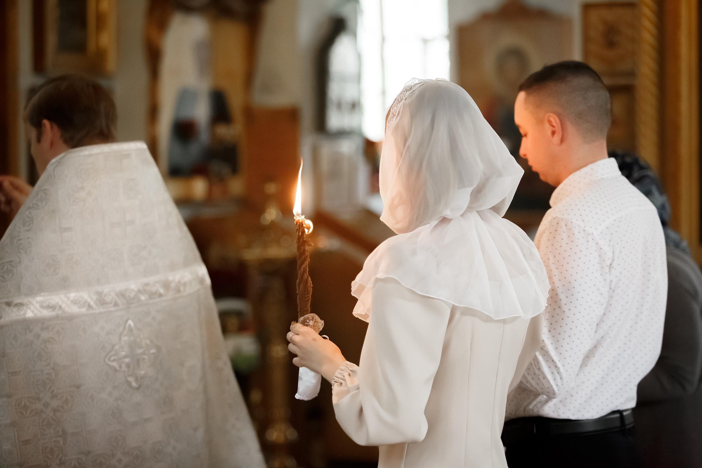 муж и жена на венчании