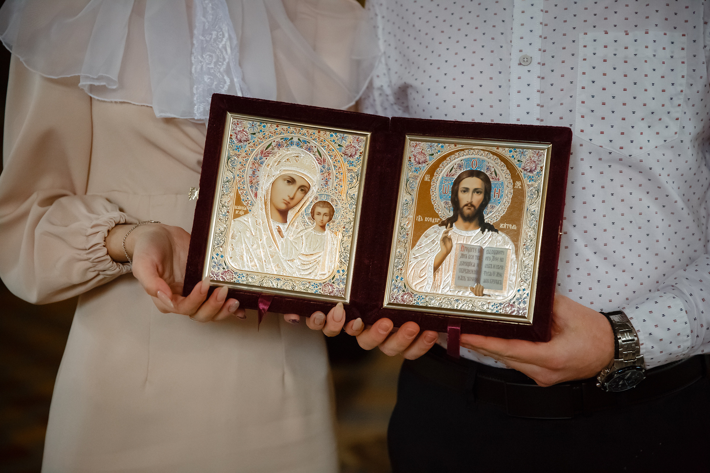 священник вручает две иконы: жениху — образ Спасителя, невесте — образ Пресвятой Богородицы
