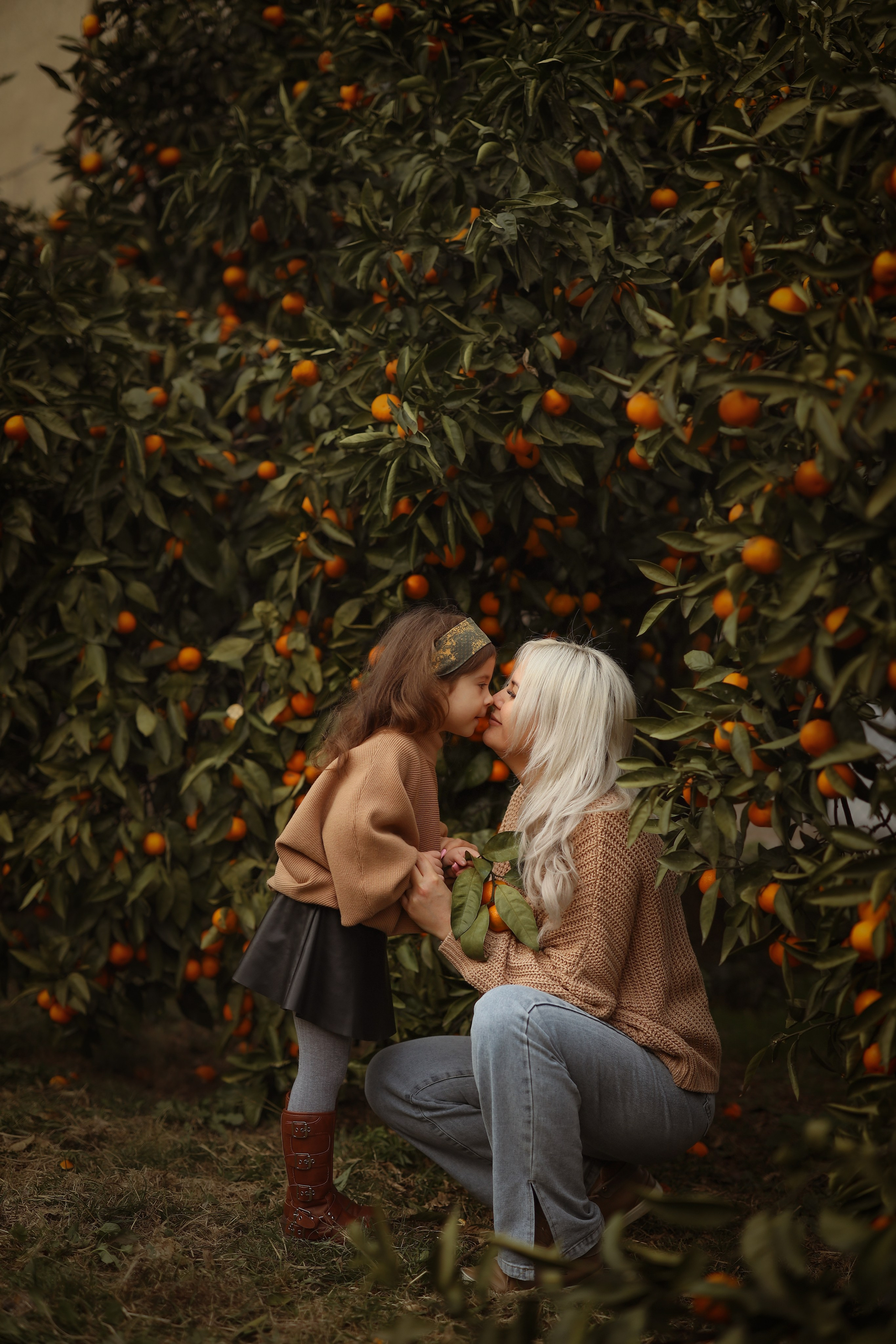 семейная фотосессия в саду мандарин в Абхазии