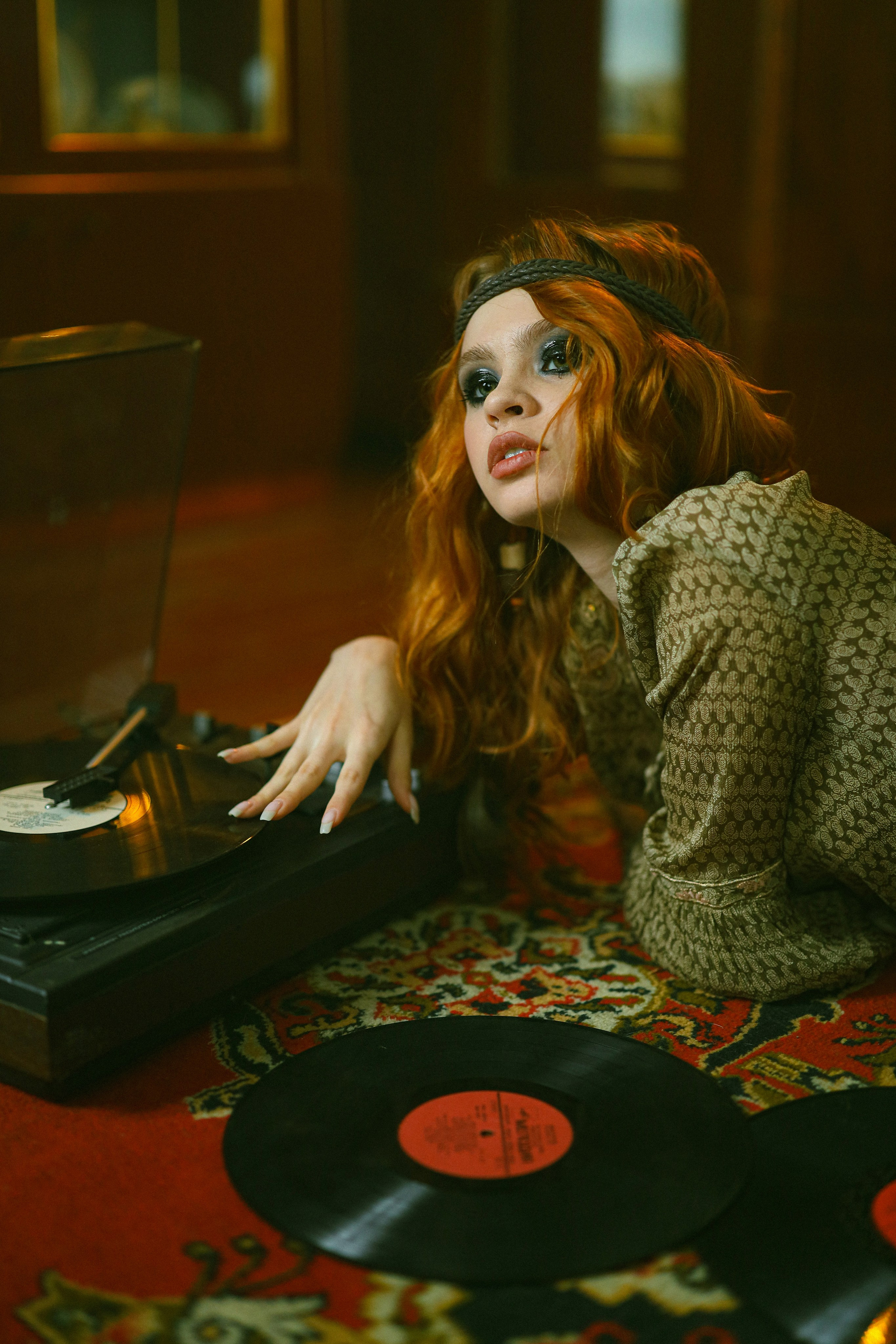 фотосессия девушки хиппи с мокрым макияжем глаз