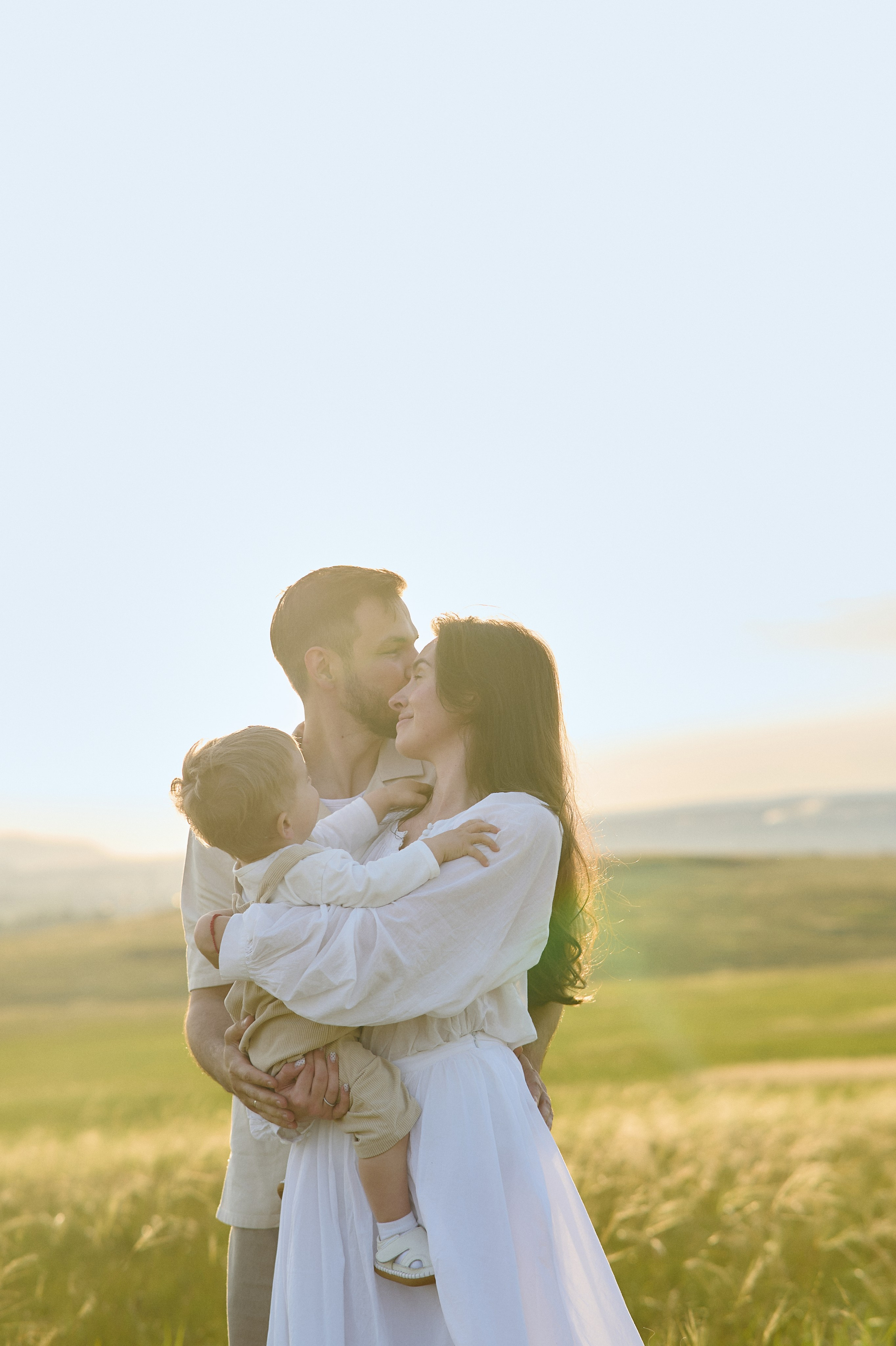 Шамиль, Аня и Марс в поле с барашками. Семейный и свадебный lifestyle-фотограф в Москве Мария Петрова