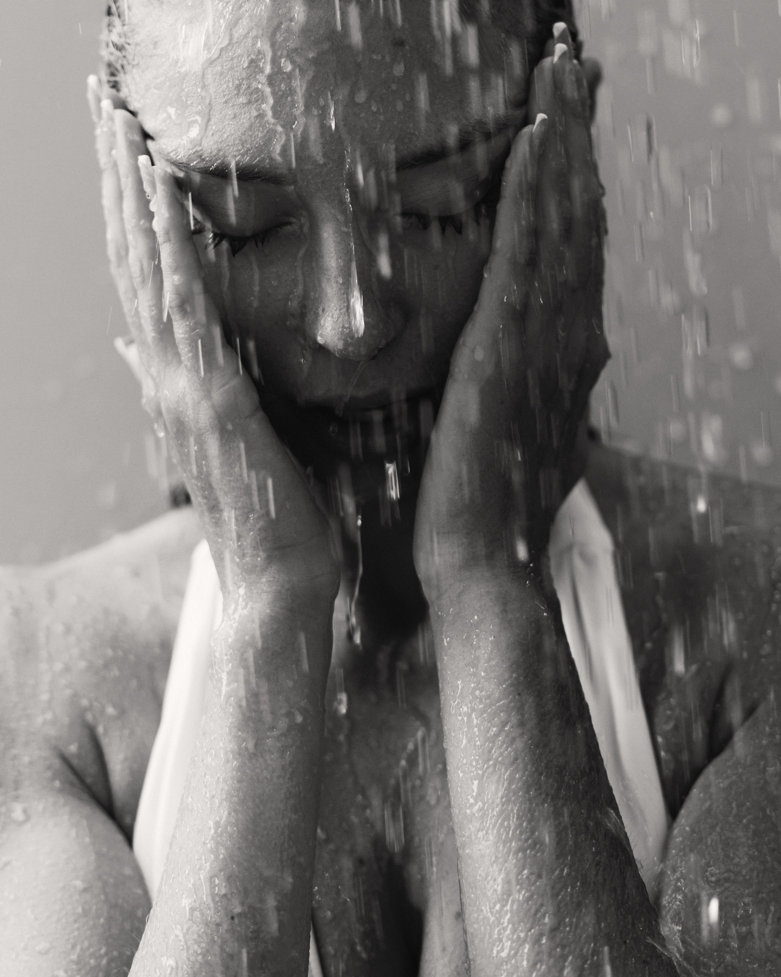 душ и девушка