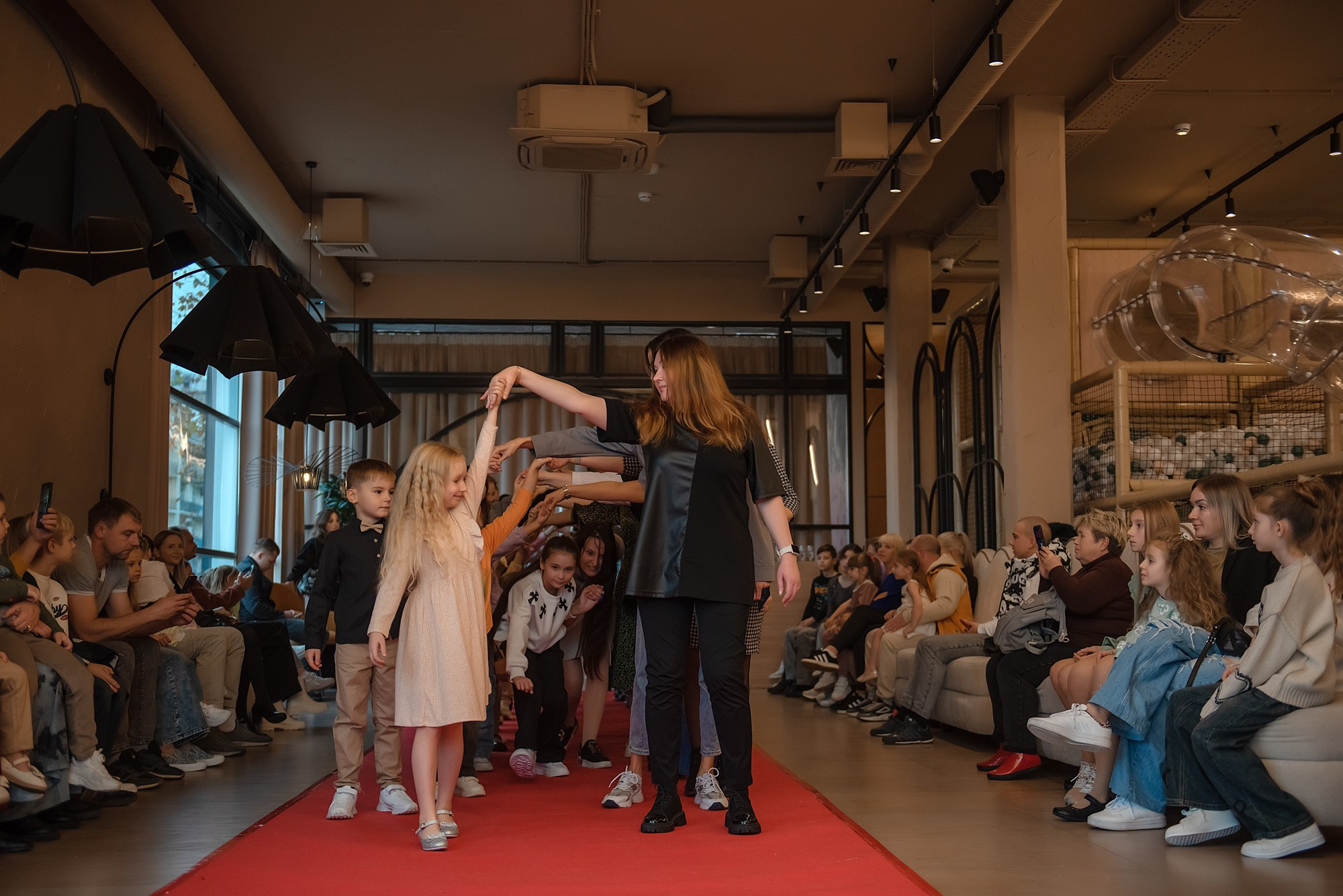 HAPPYkids дефиле в день мамы. Семейный и коммерческий фотограф в Сочи Александр Бодунов