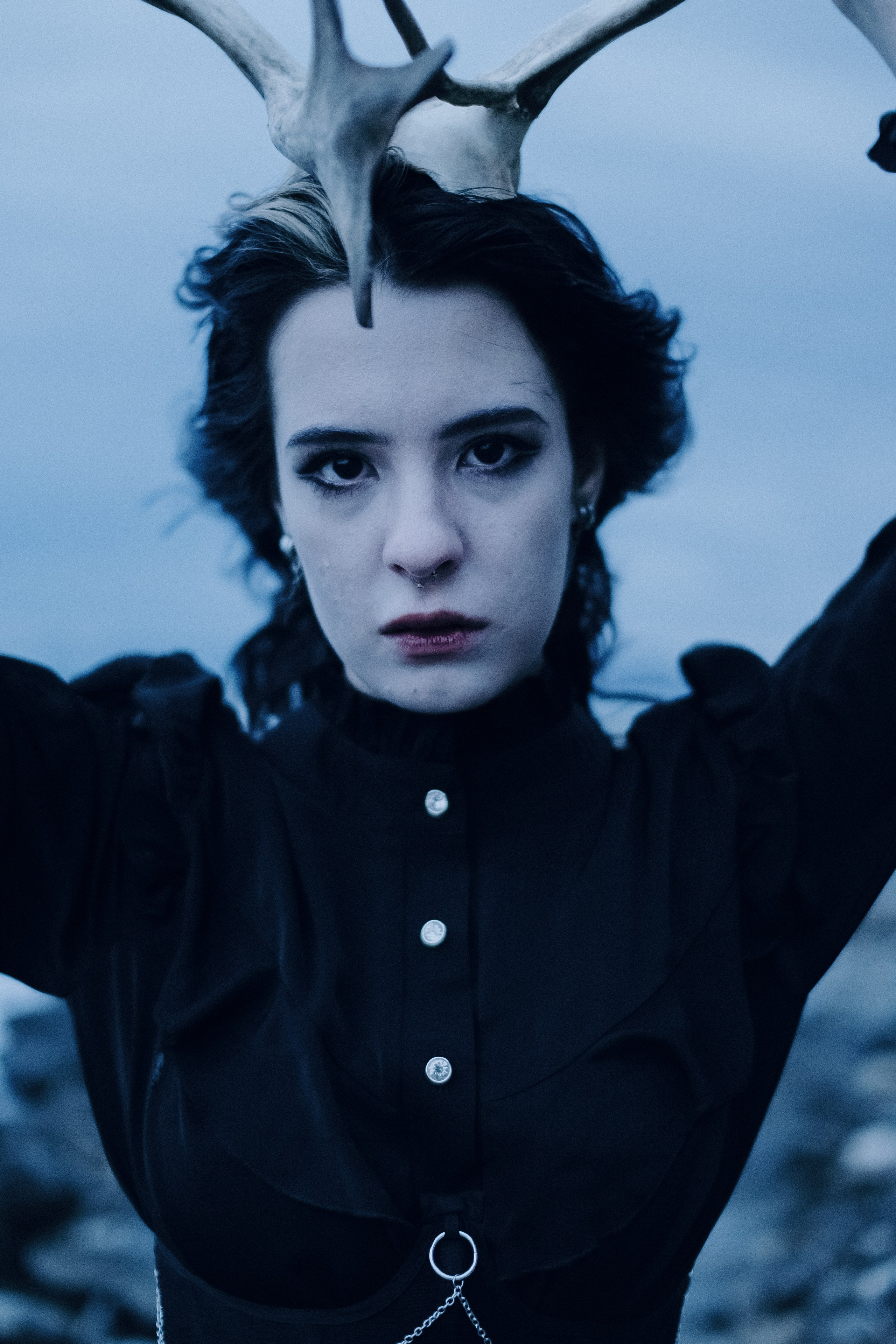 Съёмка у моря с оленьими рогами