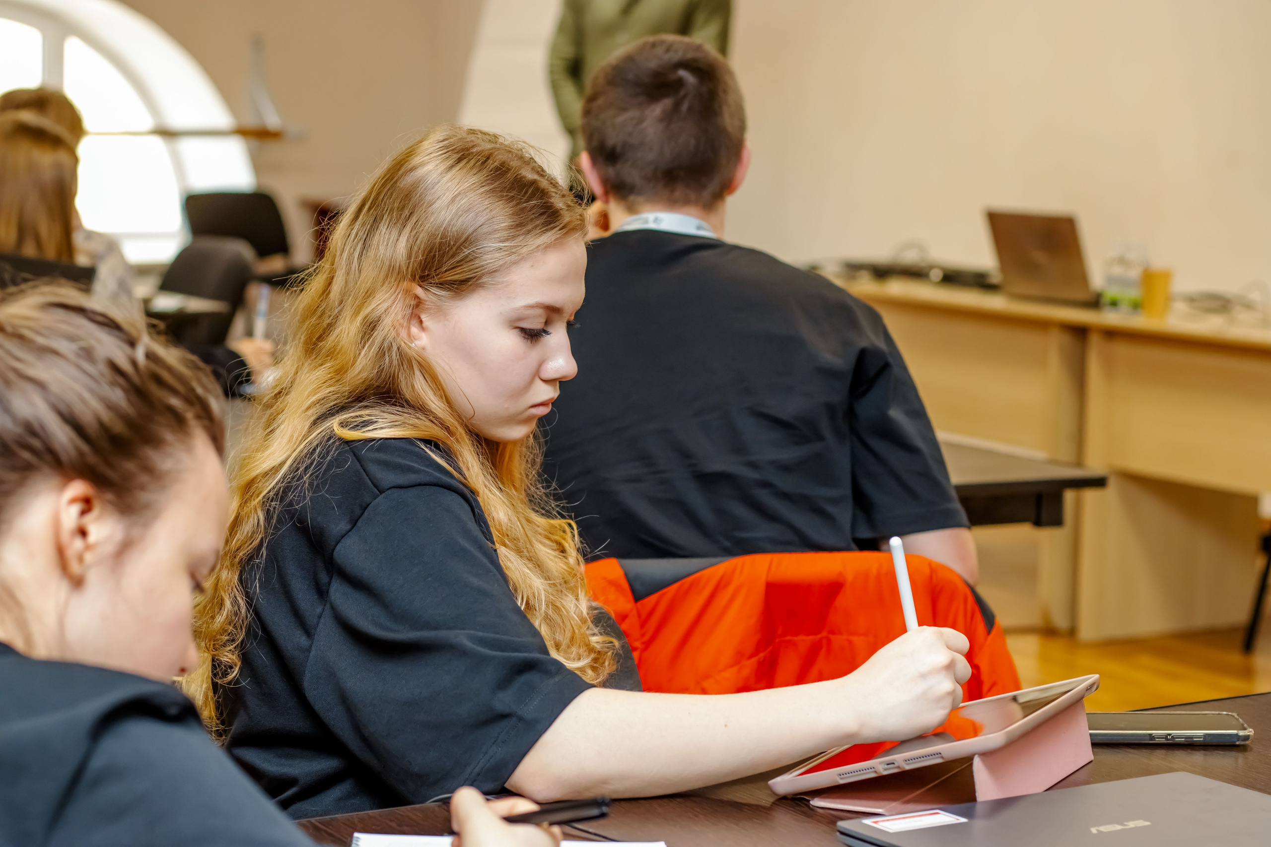 Центральный университет Т-Банка. Репортажный фотограф в Москве Катя Луговая, портретный фотограф и «street» фотограф, фотосессии «под ключ»