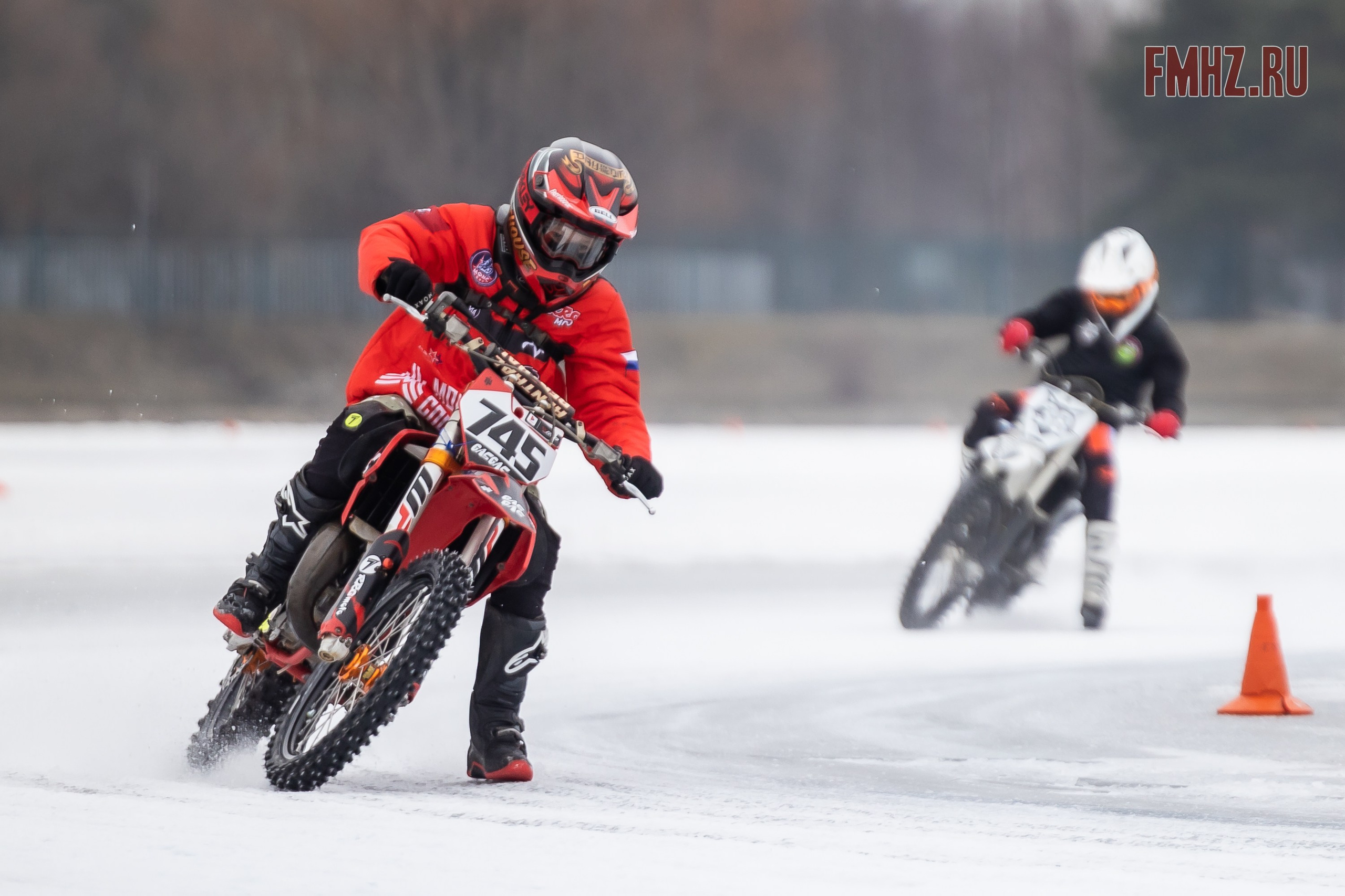 Первый этап Кубка МФР по мотокроссу на льду Большого Крылатского пруда в Москве. 8 февраля 2025 г. Фотограф Владимир Охрименко