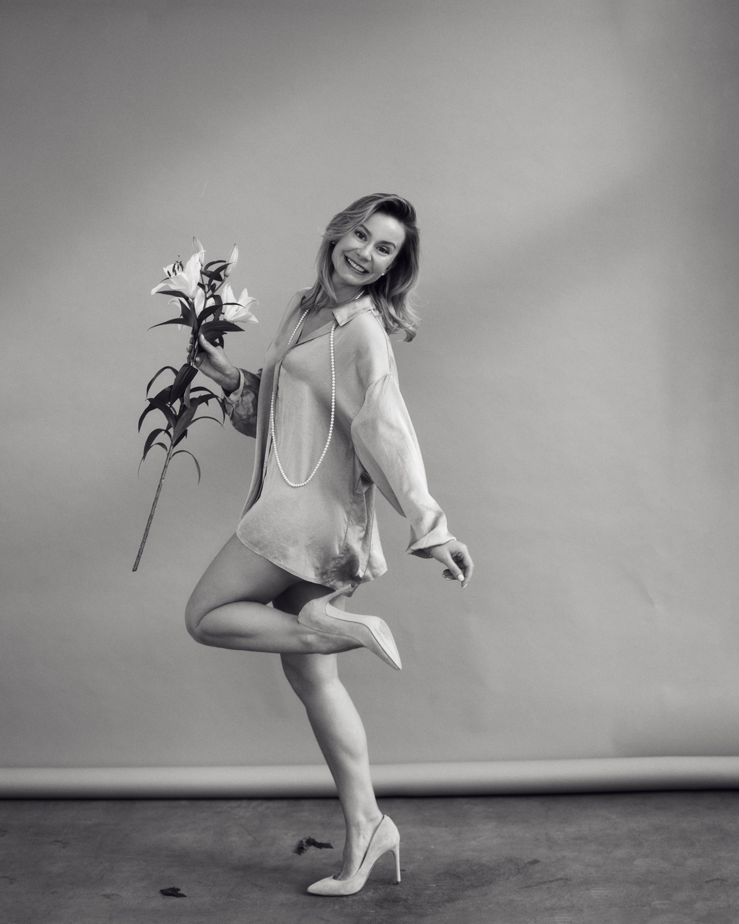 Женственная фотосессия с цветами в студии. Оксана Кузь|фотограф и продюсер