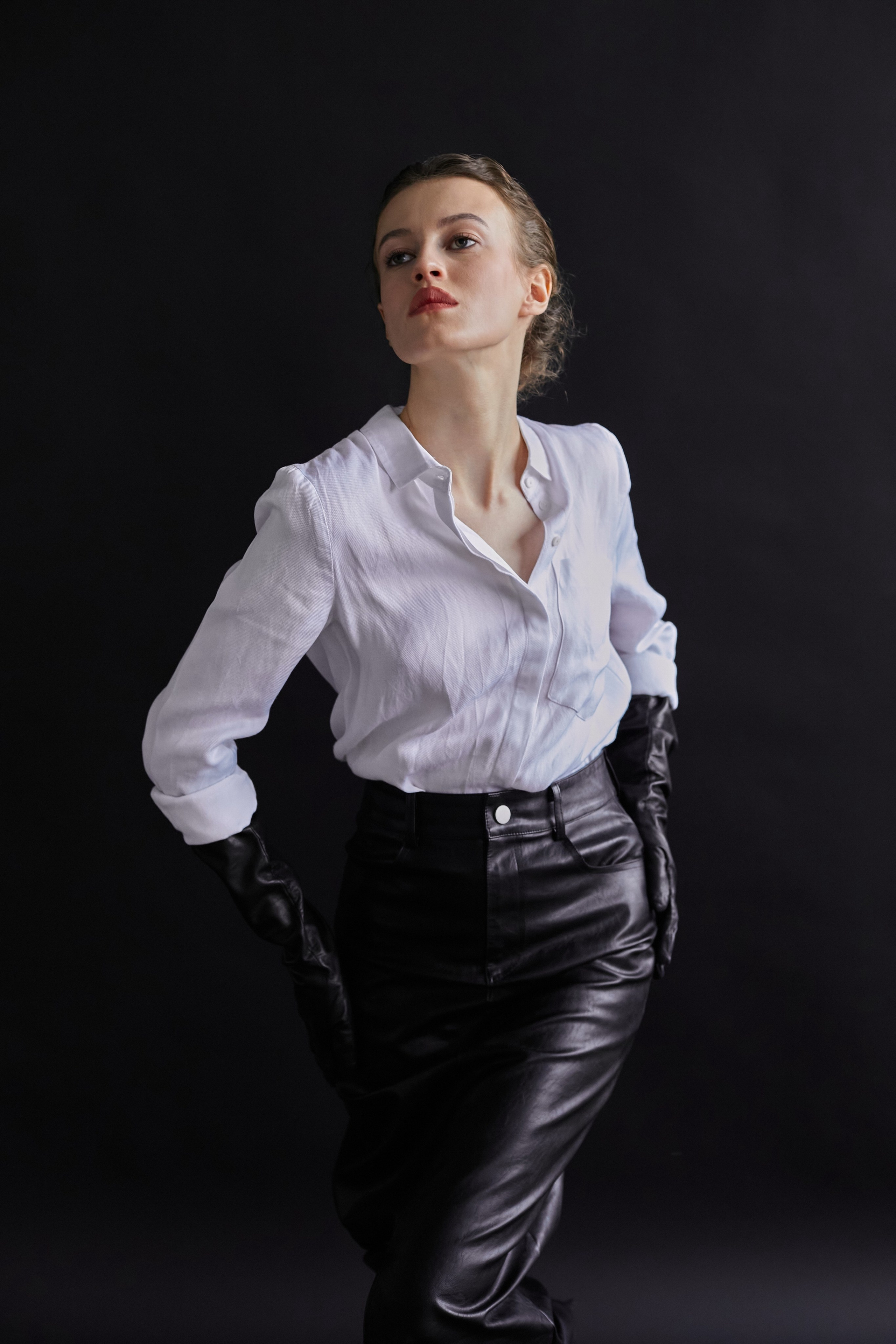 Фотограф в Москве. Студия. Студийный портрет. Девушка в черных кожаных перчатках и строгом костюме на черном фоне. Женский портрет. Воркшоп.