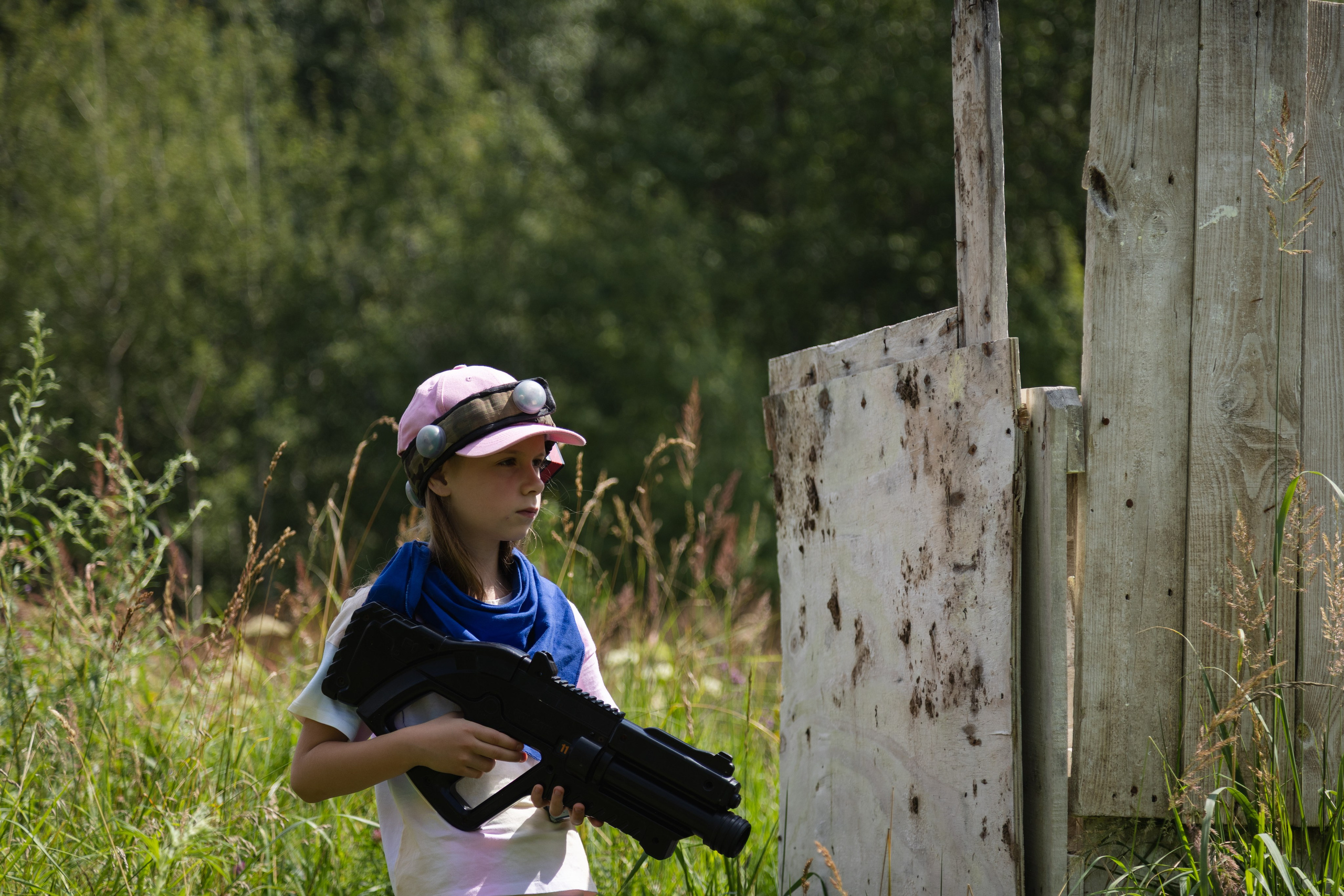 Лазертаг на природе с семьей. Документальный фотограф