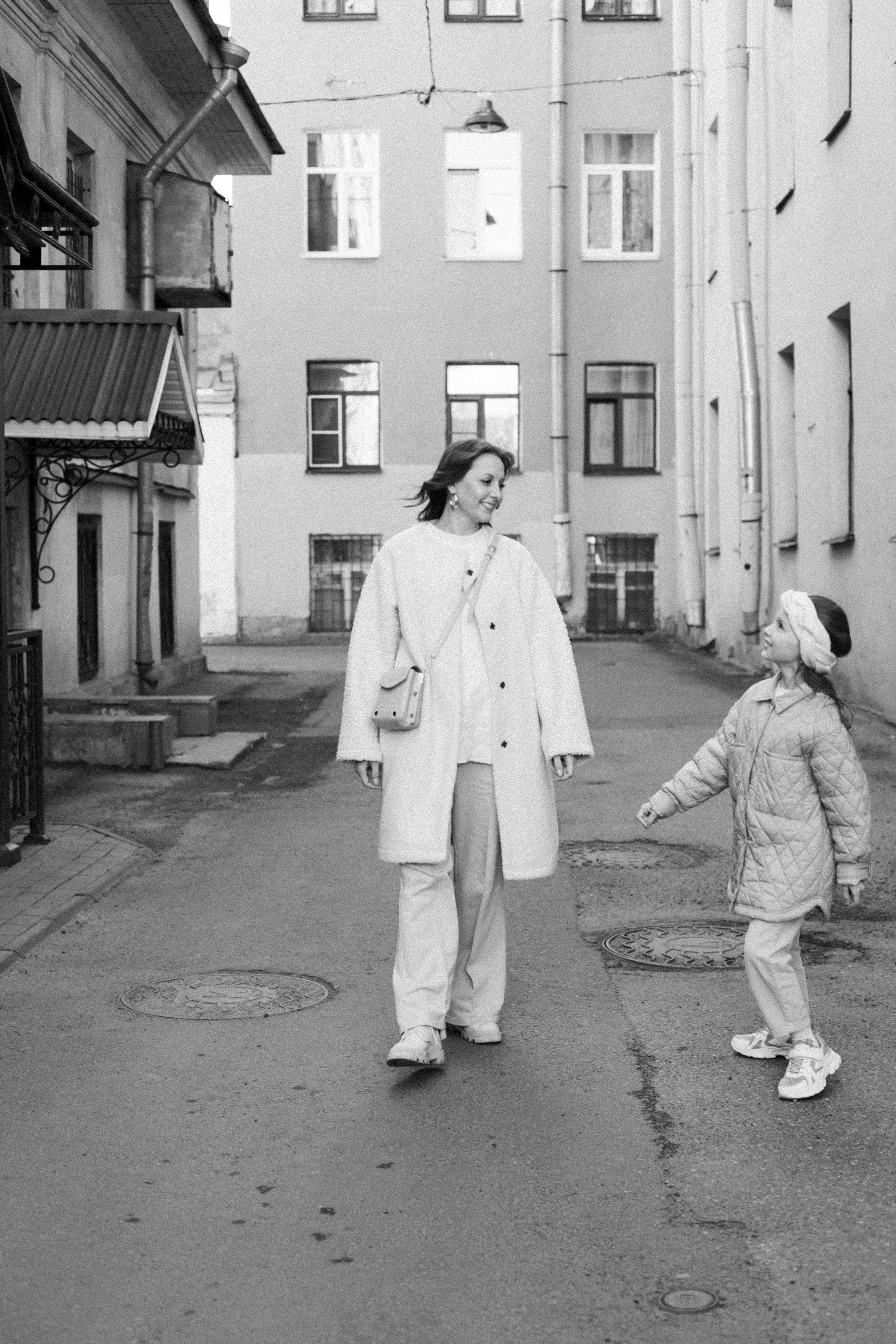 Летняя фотопрогулка мамы и дочки на Васильевском острове. Детский и контент фотограф Надя Волкова Санкт-Петербург