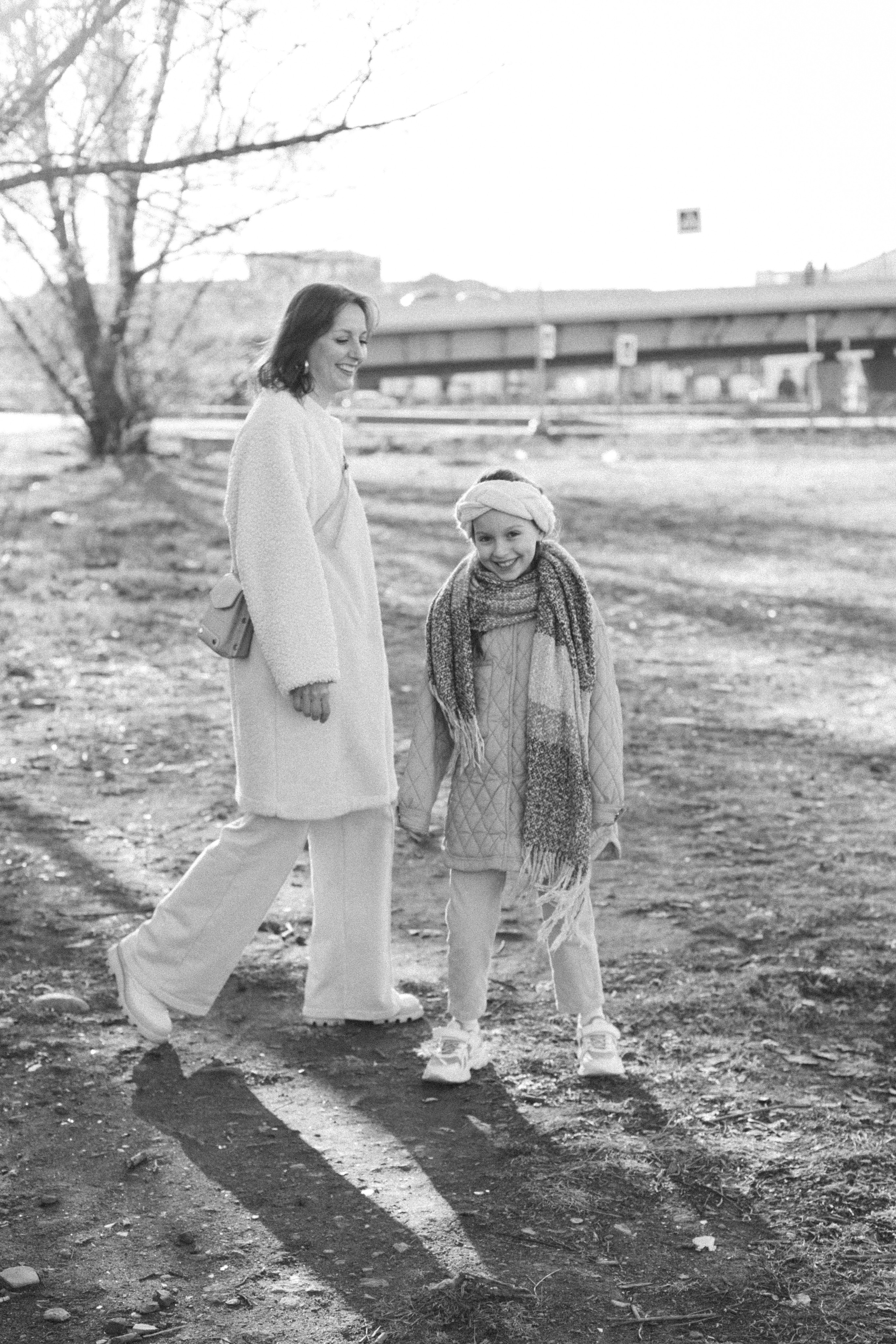 Летняя фотопрогулка мамы и дочки на Васильевском острове. Детский и контент фотограф Надя Волкова Санкт-Петербург