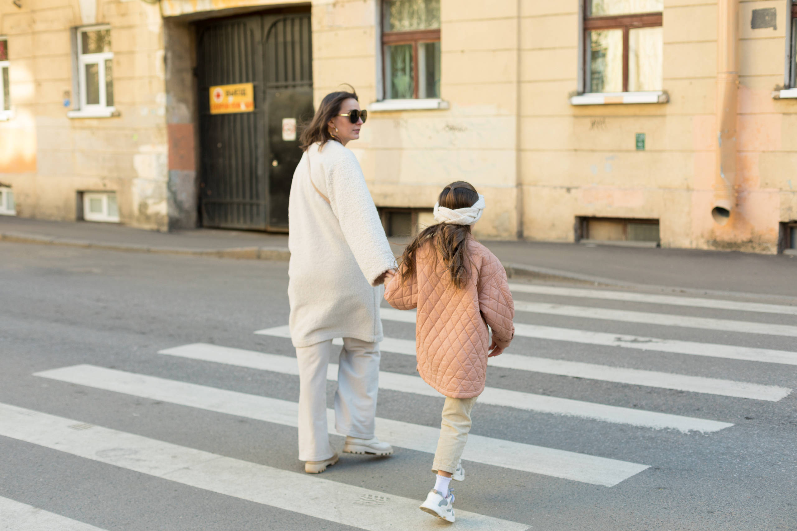 Летняя фотопрогулка мамы и дочки на Васильевском острове. Детский и контент фотограф Надя Волкова Санкт-Петербург