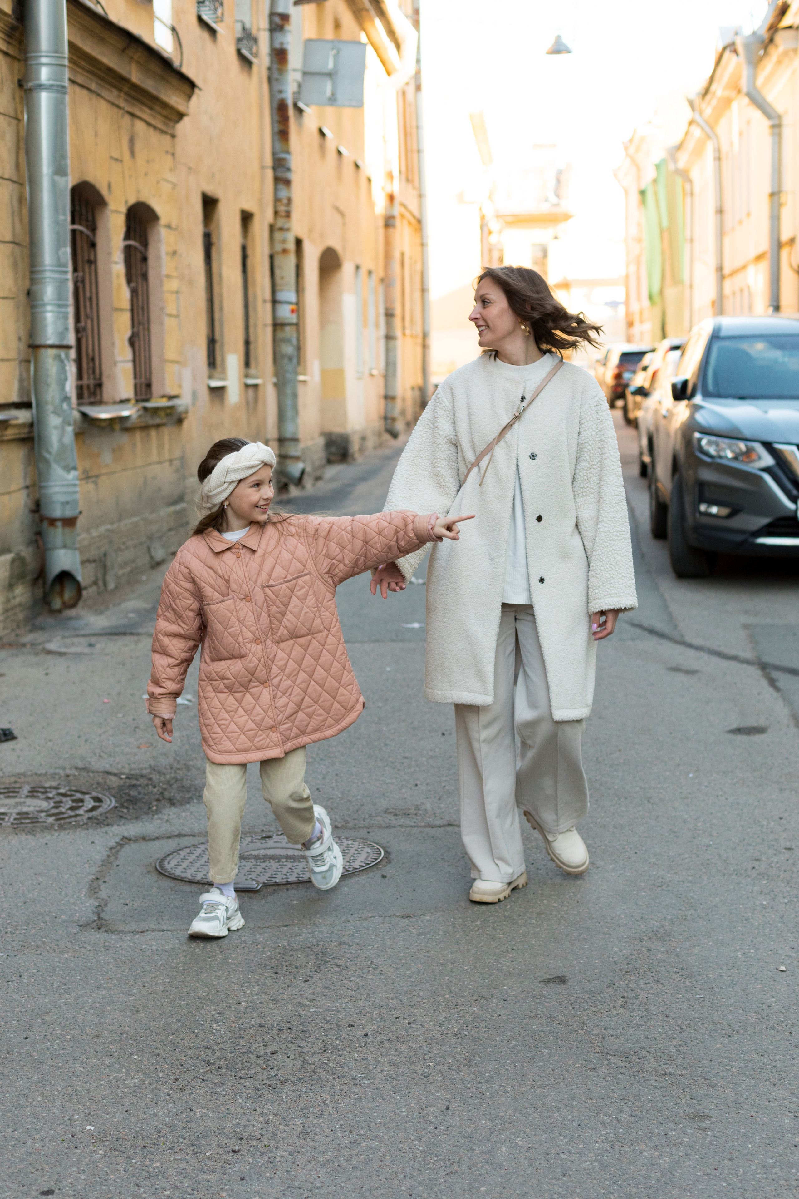 Летняя фотопрогулка мамы и дочки на Васильевском острове. Детский и контент фотограф Надя Волкова Санкт-Петербург