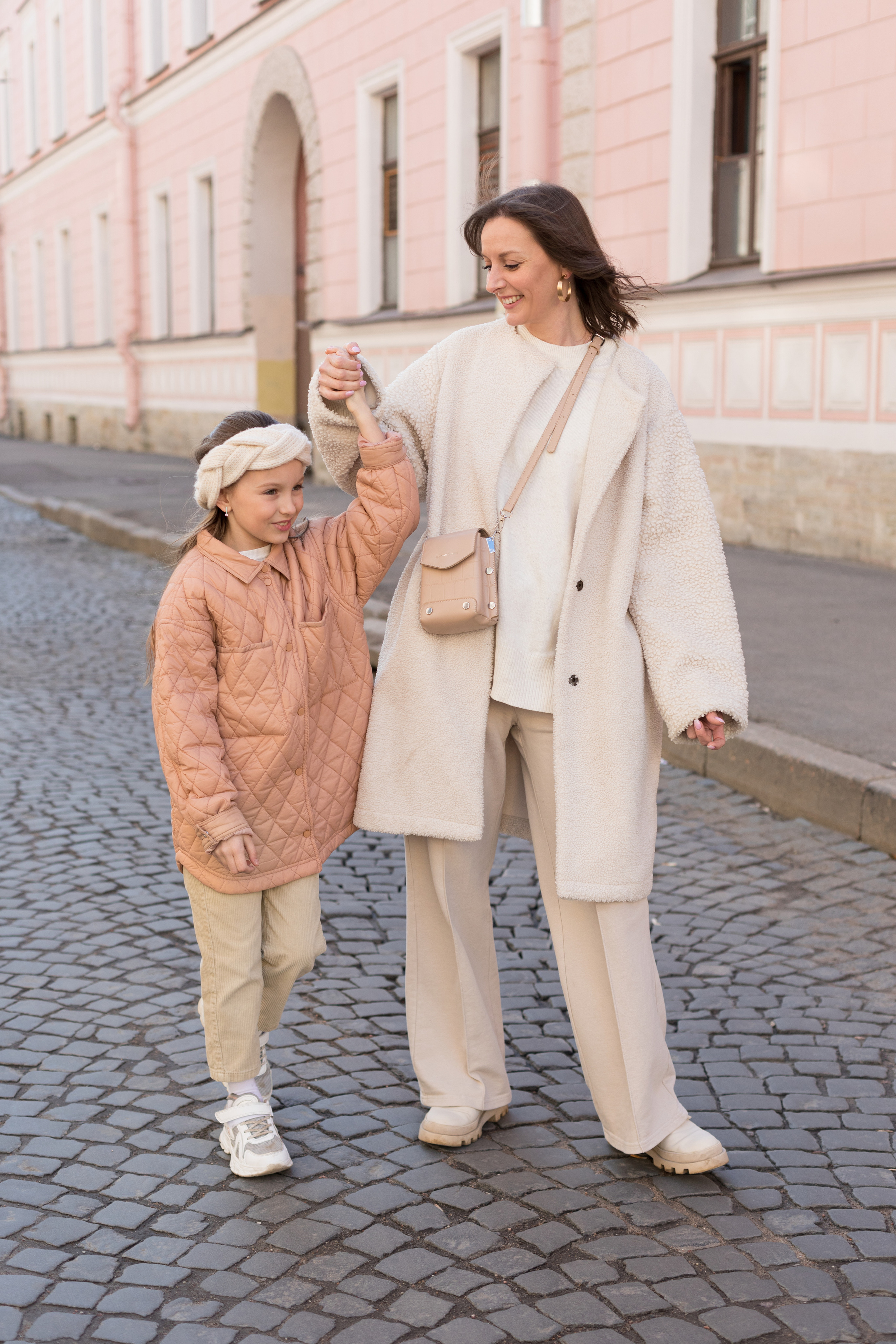 Летняя фотопрогулка мамы и дочки на Васильевском острове. Детский и контент фотограф Надя Волкова Санкт-Петербург