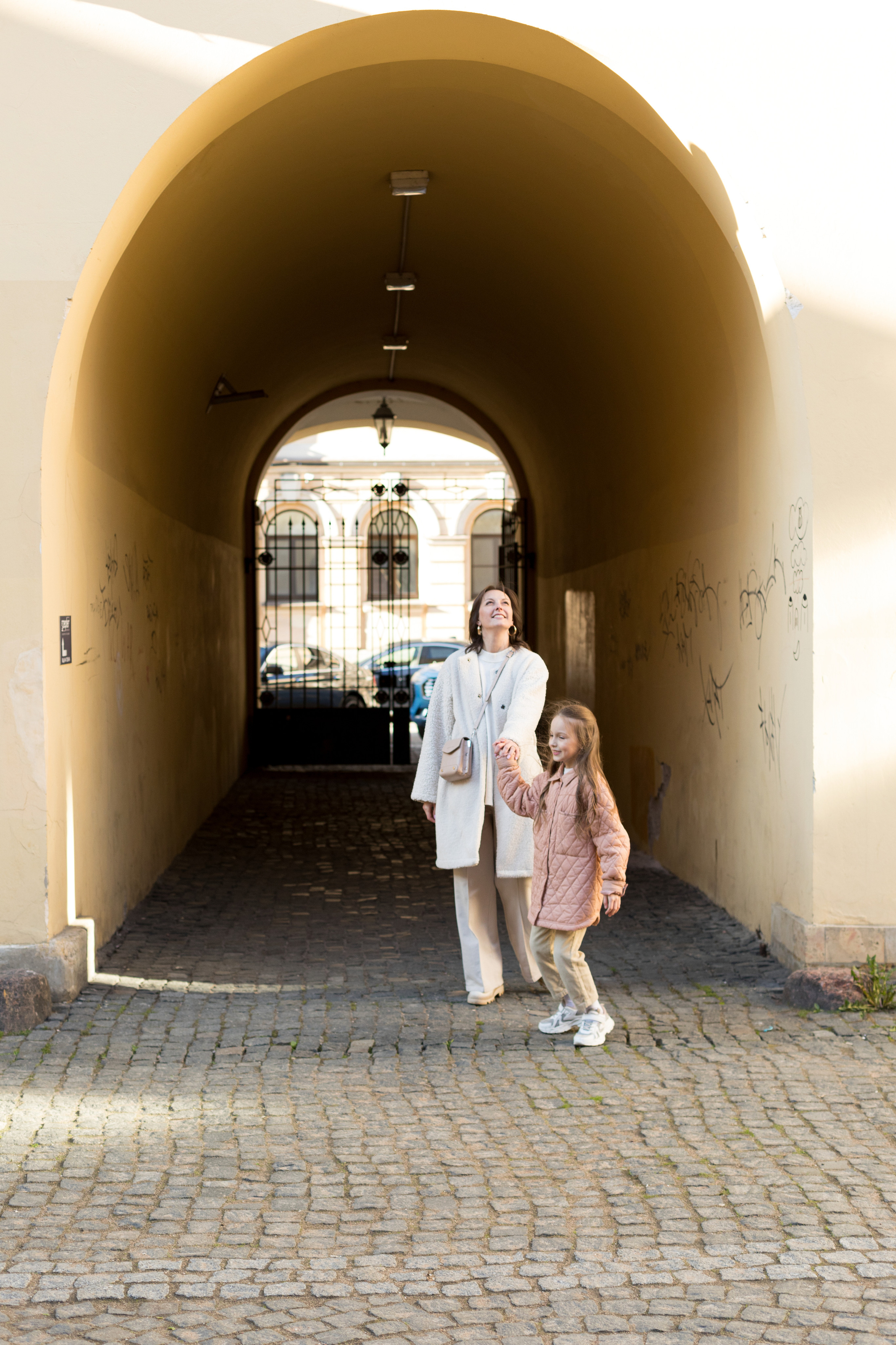 Летняя фотопрогулка мамы и дочки на Васильевском острове. Детский и контент фотограф Надя Волкова Санкт-Петербург