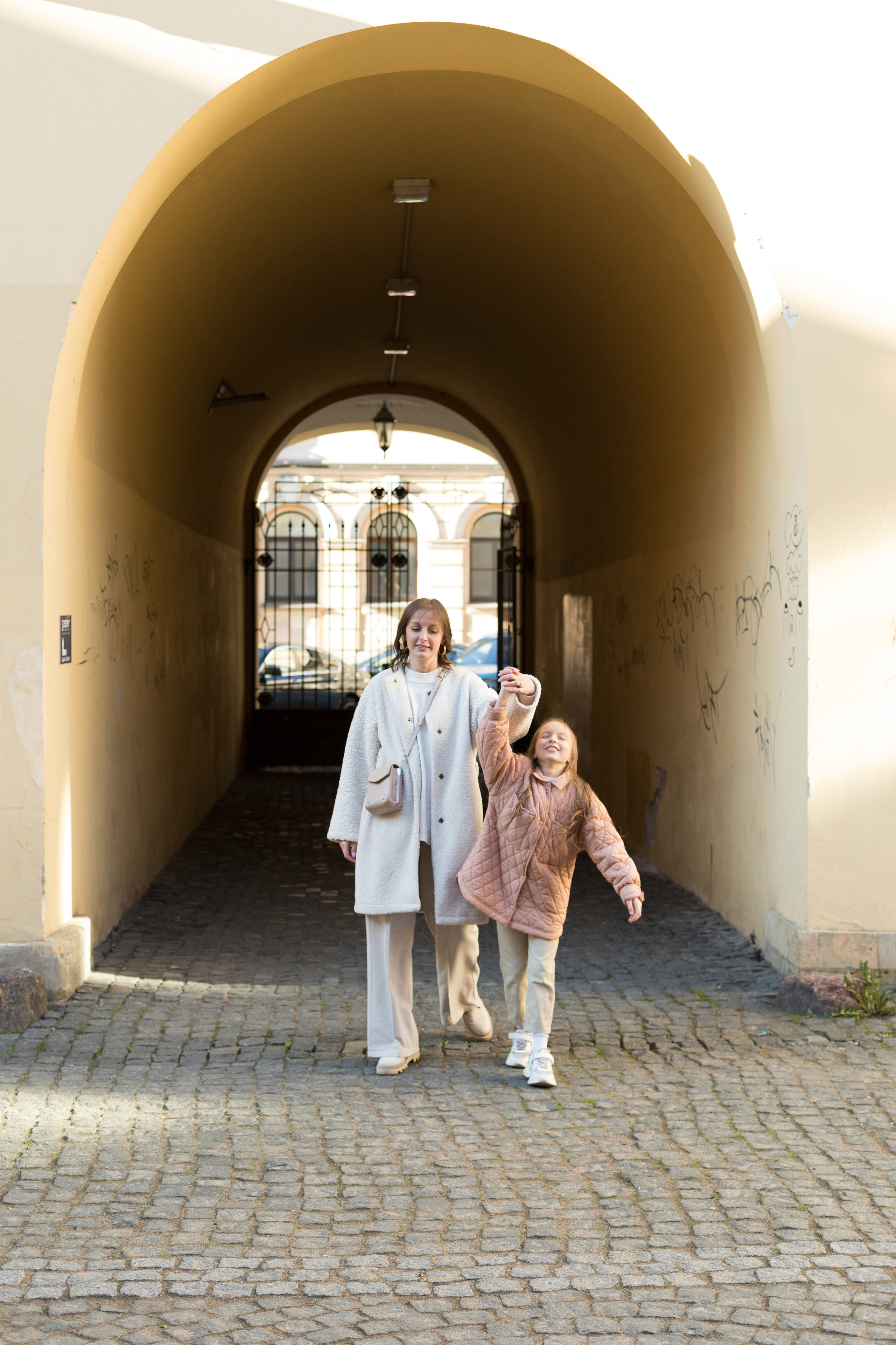 Летняя фотопрогулка мамы и дочки на Васильевском острове. Детский и контент фотограф Надя Волкова Санкт-Петербург