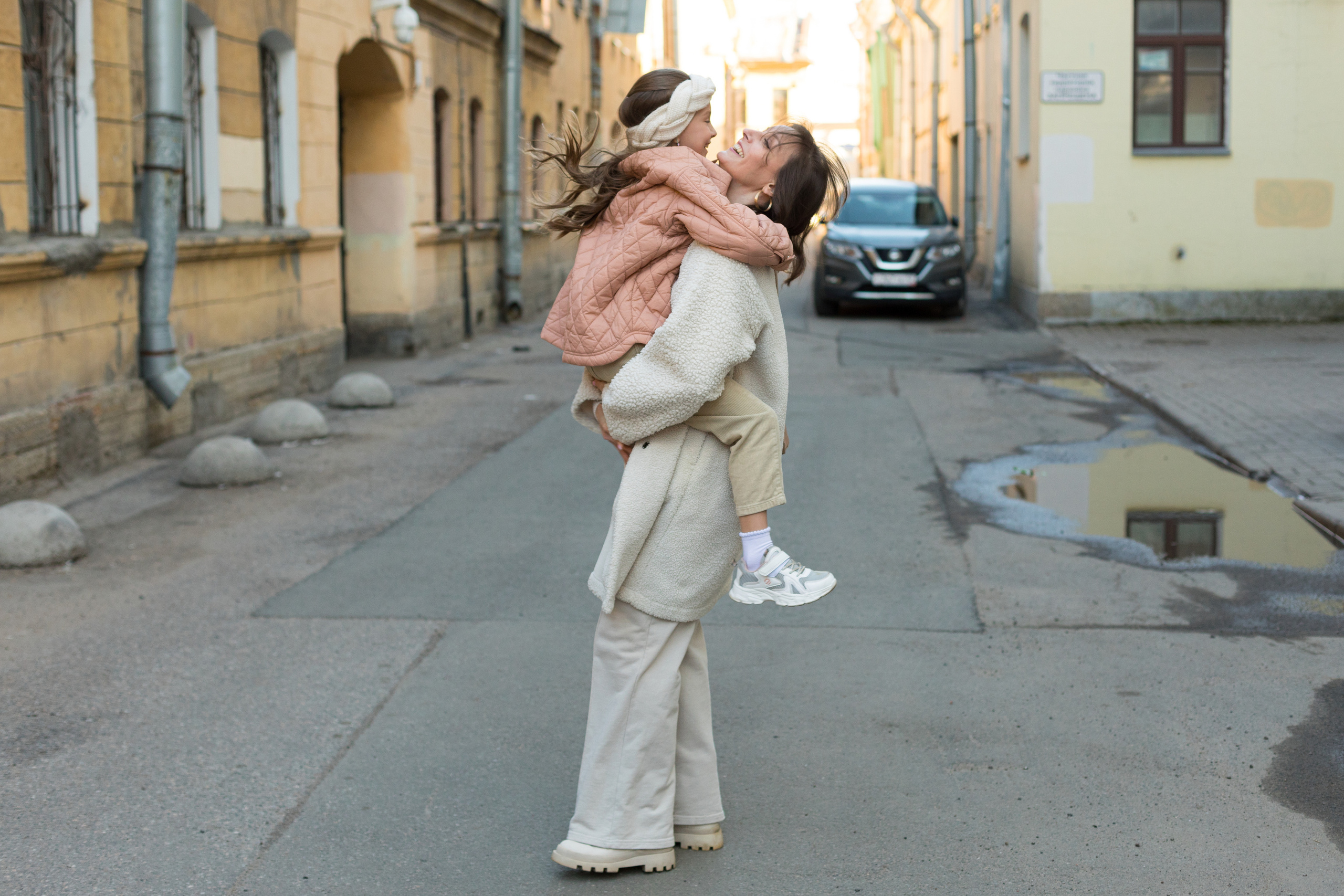Летняя фотопрогулка мамы и дочки на Васильевском острове. Детский и контент фотограф Надя Волкова Санкт-Петербург