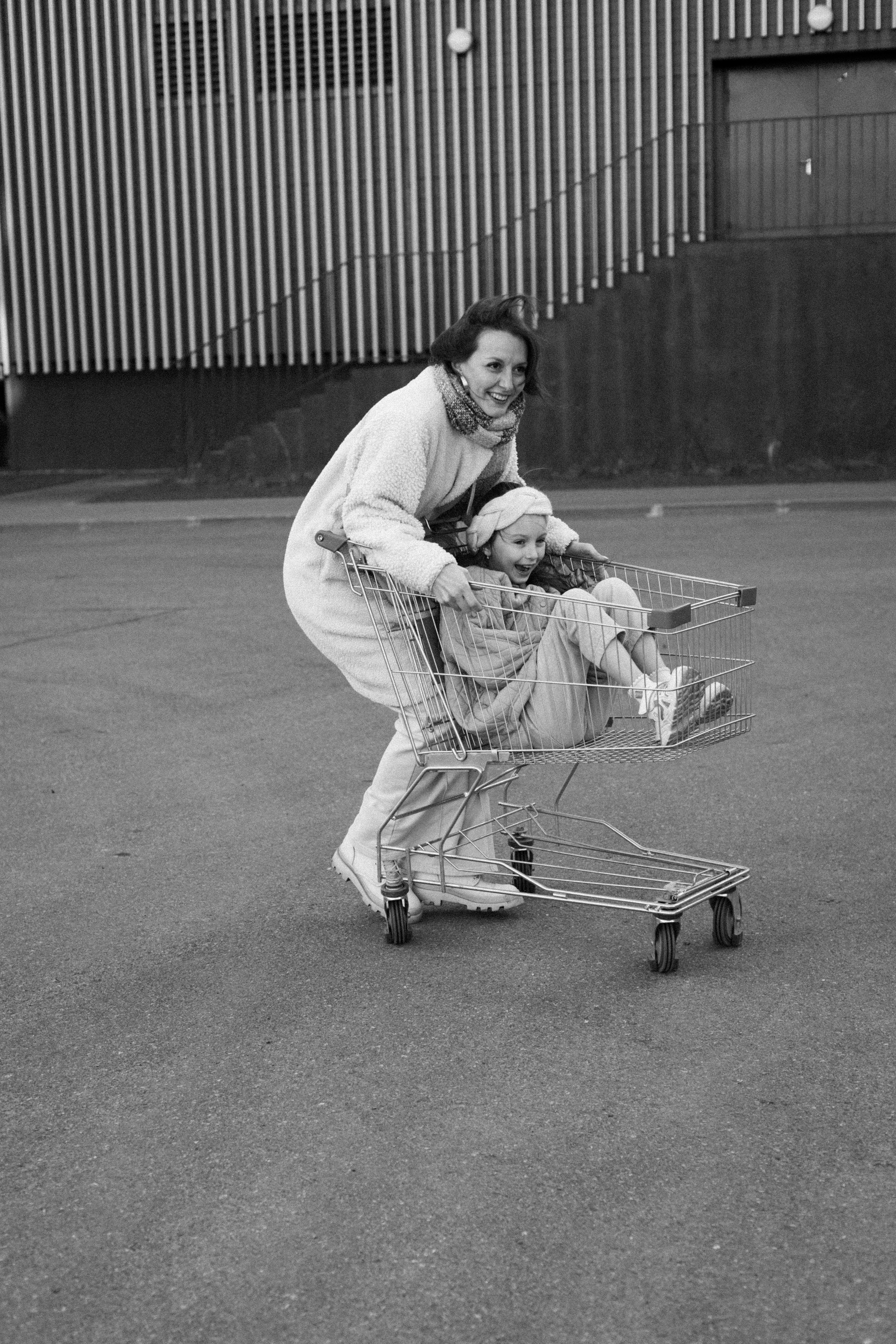 Летняя фотопрогулка мамы и дочки на Васильевском острове. Детский и контент фотограф Надя Волкова Санкт-Петербург